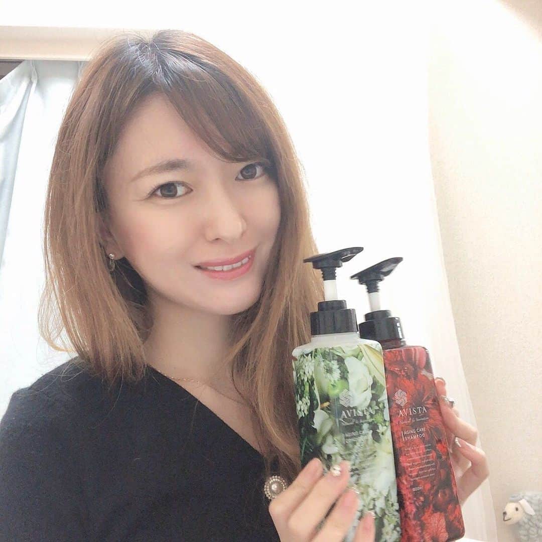 菊池かなこのインスタグラム：「. アビスタエイジングケアシャンプー&コンディショナーは ボトルが可愛すぎて飾っておきたくなる🌸 @avista.store . 頭皮と髪のエイジングケアが出来る、 天然由来成分100%のオーガニックシャンプー🍎 . 古くなった角質で毛根が塞がれないように、 フルーツ酸のマイルドピーリング効果もあるそう✨ . シャンプーは洗髪後に5分ほど置いて、泡パックが出来たり コンディショナーは、洗い流さないコンディショナーとしても使えて、シャンプー&コンディショナーの２つだけでスペシャルケアが出来ます❤︎ . 顔だけじゃなく、頭皮のエイジングケアも気をつけていきたい☺︎ . . ୨୧┈┈┈┈┈┈┈┈┈┈┈┈┈┈┈┈┈୨୧ #avista#アビスタ#アビスタエイジングケア #エイジングケアシャンプー#エイジングケアがトリートメント#エイジングケア #ノンシリコン #ノンシリコンシャンプー #ノンシリコンコンディショナー　 #アミノ酸シャンプー #スカルプケア #スカルプケアシャンプー #オーガニックシャンプー #頭皮ケア #頭皮スッキリ #ノンケミカル処方 #泡パック #リンゴ幹細胞エキス #天然由来成分 #ボトル可愛い #PR」