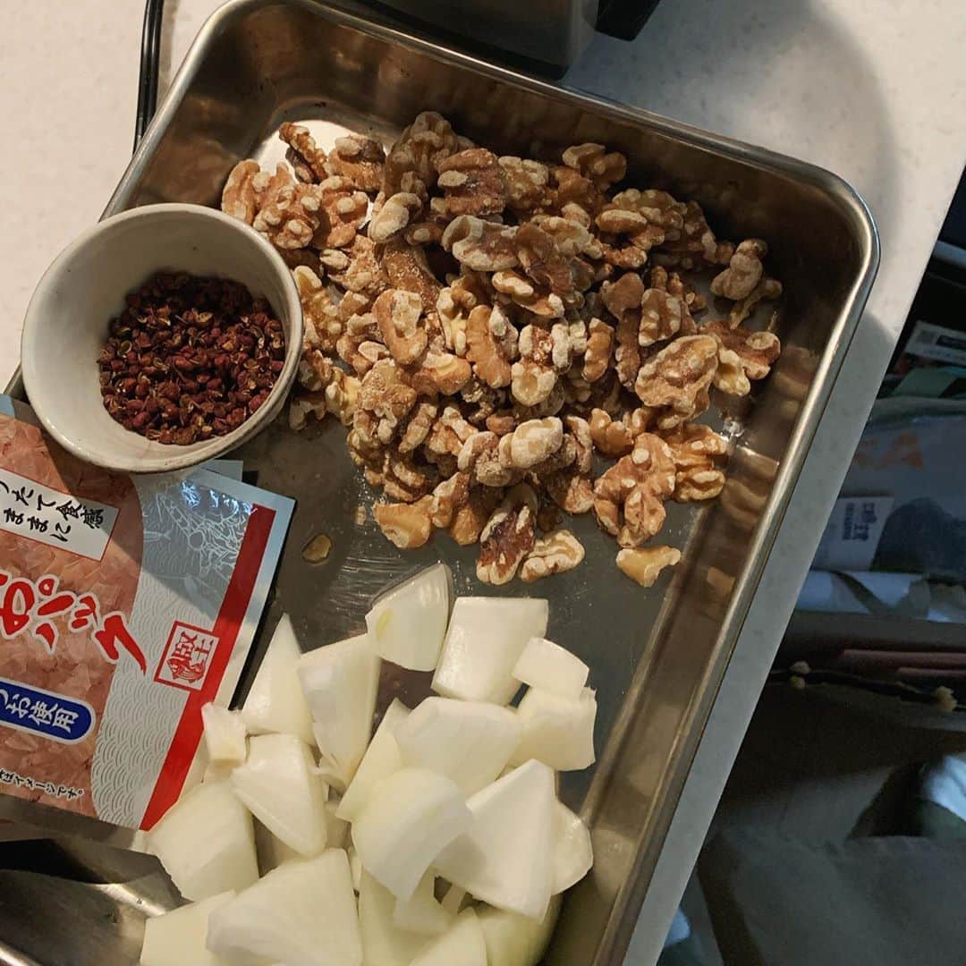 石田ゆり子さんのインスタグラム写真 - (石田ゆり子Instagram)「最近 夜な夜な 醬(ジャン)を作っております。 きのうは、 くるみと山椒の醬。 ローストしたクルミ 玉ねぎ 山椒、鰹節。 お酒、みりん、黒酢、 ごま油、お醤油。 フードプロセッサー様 ありがとう。 このレシピは ワタナベマキさんのものです😊‼️ 今日は 干し海老とレモングラスの醬を作ります☺️ #stayhome  #醬」4月14日 9時17分 - yuriyuri1003