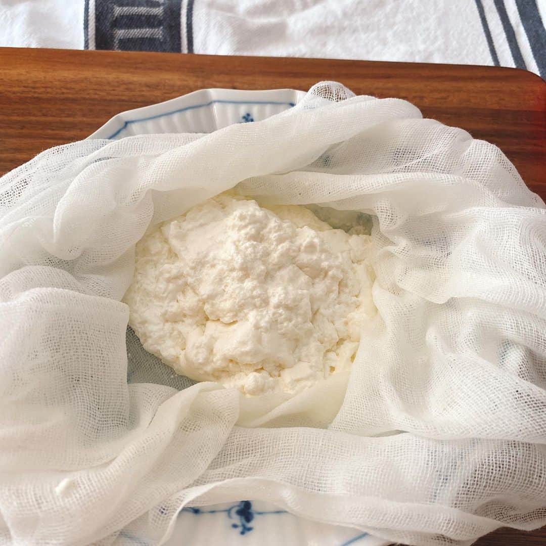 早見優さんのインスタグラム写真 - (早見優Instagram)「Homemade ricotta cheese! So easy! スーパーだとびっくりするお値段のリコッタチーズ。#おうち時間 で、簡単に作れました💕 #せせチャンネル で、作り方見る事ができます。 Thank you @watanabeyas  #ricottacheese #stayhome #homemadecheese」4月14日 9時20分 - yuyuhayami