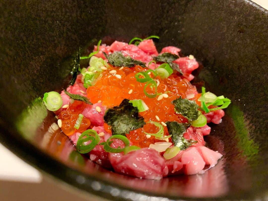 わっきーさんのインスタグラム写真 - (わっきーInstagram)「超贅沢な〆として、生粋な牛トロ雲丹いくら丼。 もうね、口の中でとろけるわ雲丹の風味とイクラの旨みが広がるわ、たまらなく美味かった。 和牛の盛り合わせで僕が一番気に入ったのが、仙台牛のはばき。さっぱりなのに口の中でいい感じに溶ける。トリュフ塩を付けてたべましたが、香りが強くてこれも美味しかったです。  落ち着いたら是非食べに行ってみてください👍 今の時期、テイクアウトも始めてますよ。  焼肉ZENIBA 田町店（Yakiniku Zeniba） 050-5269-8849 東京都港区芝浦3-7-15 チトセビル5F  #焼肉zeniba  #銭場精肉店  #焼肉 #溶岩焼肉  #溶岩プレート  #溶岩焼き  #和牛  #a5  #a5ランク  #雌牛  #仙台牛  #尾崎牛  #静岡そだち  #生粋な牛トロ雲丹いくら丼  #東京グルメ  #田町グルメ #渋谷グルメ #youtube #youtuber #ユーチューブ #わっきーtv #わっきー #食レポ #飯テロ #飯テロ動画」4月14日 9時45分 - makoto_ishiwaki