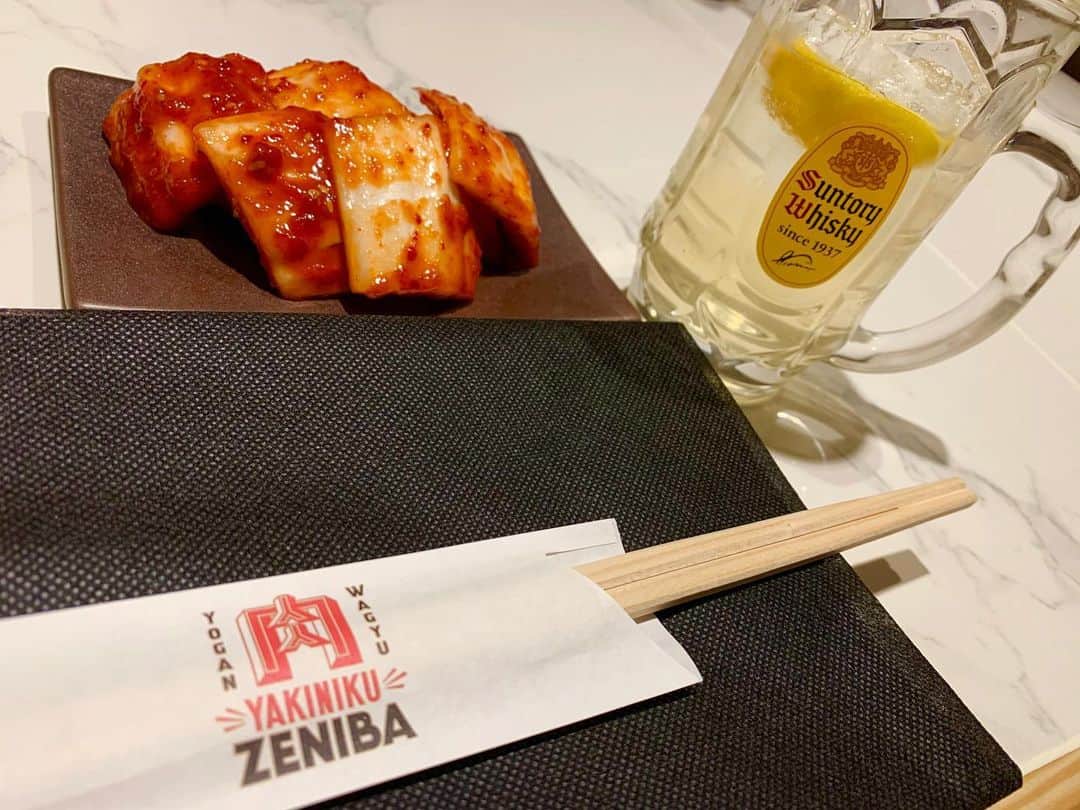 わっきーさんのインスタグラム写真 - (わっきーInstagram)「超贅沢な〆として、生粋な牛トロ雲丹いくら丼。 もうね、口の中でとろけるわ雲丹の風味とイクラの旨みが広がるわ、たまらなく美味かった。 和牛の盛り合わせで僕が一番気に入ったのが、仙台牛のはばき。さっぱりなのに口の中でいい感じに溶ける。トリュフ塩を付けてたべましたが、香りが強くてこれも美味しかったです。  落ち着いたら是非食べに行ってみてください👍 今の時期、テイクアウトも始めてますよ。  焼肉ZENIBA 田町店（Yakiniku Zeniba） 050-5269-8849 東京都港区芝浦3-7-15 チトセビル5F  #焼肉zeniba  #銭場精肉店  #焼肉 #溶岩焼肉  #溶岩プレート  #溶岩焼き  #和牛  #a5  #a5ランク  #雌牛  #仙台牛  #尾崎牛  #静岡そだち  #生粋な牛トロ雲丹いくら丼  #東京グルメ  #田町グルメ #渋谷グルメ #youtube #youtuber #ユーチューブ #わっきーtv #わっきー #食レポ #飯テロ #飯テロ動画」4月14日 9時45分 - makoto_ishiwaki