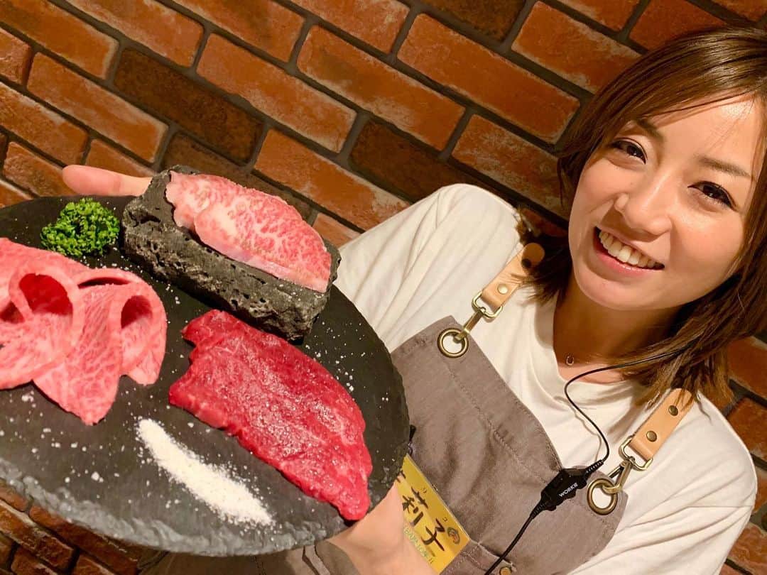わっきーさんのインスタグラム写真 - (わっきーInstagram)「超贅沢な〆として、生粋な牛トロ雲丹いくら丼。 もうね、口の中でとろけるわ雲丹の風味とイクラの旨みが広がるわ、たまらなく美味かった。 和牛の盛り合わせで僕が一番気に入ったのが、仙台牛のはばき。さっぱりなのに口の中でいい感じに溶ける。トリュフ塩を付けてたべましたが、香りが強くてこれも美味しかったです。  落ち着いたら是非食べに行ってみてください👍 今の時期、テイクアウトも始めてますよ。  焼肉ZENIBA 田町店（Yakiniku Zeniba） 050-5269-8849 東京都港区芝浦3-7-15 チトセビル5F  #焼肉zeniba  #銭場精肉店  #焼肉 #溶岩焼肉  #溶岩プレート  #溶岩焼き  #和牛  #a5  #a5ランク  #雌牛  #仙台牛  #尾崎牛  #静岡そだち  #生粋な牛トロ雲丹いくら丼  #東京グルメ  #田町グルメ #渋谷グルメ #youtube #youtuber #ユーチューブ #わっきーtv #わっきー #食レポ #飯テロ #飯テロ動画」4月14日 9時45分 - makoto_ishiwaki