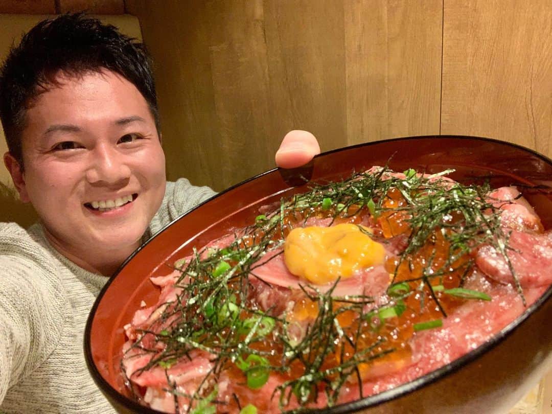 わっきーさんのインスタグラム写真 - (わっきーInstagram)「超贅沢な〆として、生粋な牛トロ雲丹いくら丼。 もうね、口の中でとろけるわ雲丹の風味とイクラの旨みが広がるわ、たまらなく美味かった。 和牛の盛り合わせで僕が一番気に入ったのが、仙台牛のはばき。さっぱりなのに口の中でいい感じに溶ける。トリュフ塩を付けてたべましたが、香りが強くてこれも美味しかったです。  落ち着いたら是非食べに行ってみてください👍 今の時期、テイクアウトも始めてますよ。  焼肉ZENIBA 田町店（Yakiniku Zeniba） 050-5269-8849 東京都港区芝浦3-7-15 チトセビル5F  #焼肉zeniba  #銭場精肉店  #焼肉 #溶岩焼肉  #溶岩プレート  #溶岩焼き  #和牛  #a5  #a5ランク  #雌牛  #仙台牛  #尾崎牛  #静岡そだち  #生粋な牛トロ雲丹いくら丼  #東京グルメ  #田町グルメ #渋谷グルメ #youtube #youtuber #ユーチューブ #わっきーtv #わっきー #食レポ #飯テロ #飯テロ動画」4月14日 9時45分 - makoto_ishiwaki