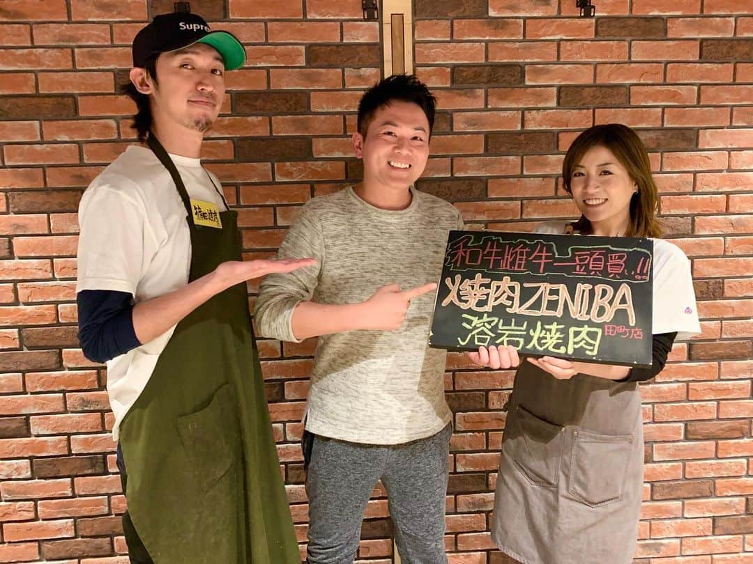 わっきーさんのインスタグラム写真 - (わっきーInstagram)「超贅沢な〆として、生粋な牛トロ雲丹いくら丼。 もうね、口の中でとろけるわ雲丹の風味とイクラの旨みが広がるわ、たまらなく美味かった。 和牛の盛り合わせで僕が一番気に入ったのが、仙台牛のはばき。さっぱりなのに口の中でいい感じに溶ける。トリュフ塩を付けてたべましたが、香りが強くてこれも美味しかったです。  落ち着いたら是非食べに行ってみてください👍 今の時期、テイクアウトも始めてますよ。  焼肉ZENIBA 田町店（Yakiniku Zeniba） 050-5269-8849 東京都港区芝浦3-7-15 チトセビル5F  #焼肉zeniba  #銭場精肉店  #焼肉 #溶岩焼肉  #溶岩プレート  #溶岩焼き  #和牛  #a5  #a5ランク  #雌牛  #仙台牛  #尾崎牛  #静岡そだち  #生粋な牛トロ雲丹いくら丼  #東京グルメ  #田町グルメ #渋谷グルメ #youtube #youtuber #ユーチューブ #わっきーtv #わっきー #食レポ #飯テロ #飯テロ動画」4月14日 9時45分 - makoto_ishiwaki