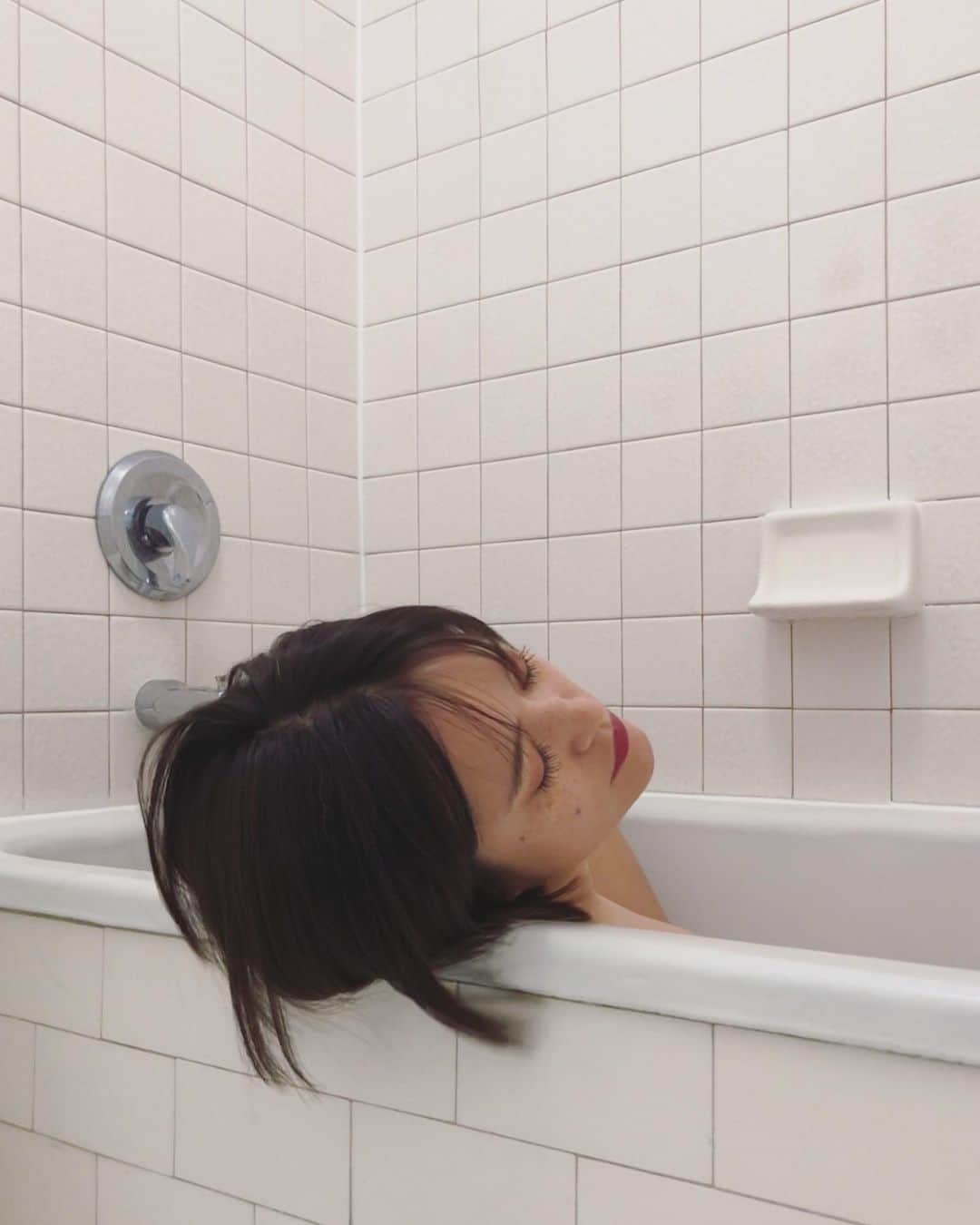 松島エミのインスタグラム：「Isolation  #quarantinediaries #mondaymood #selfportrait #stayhome #socialdistancing」