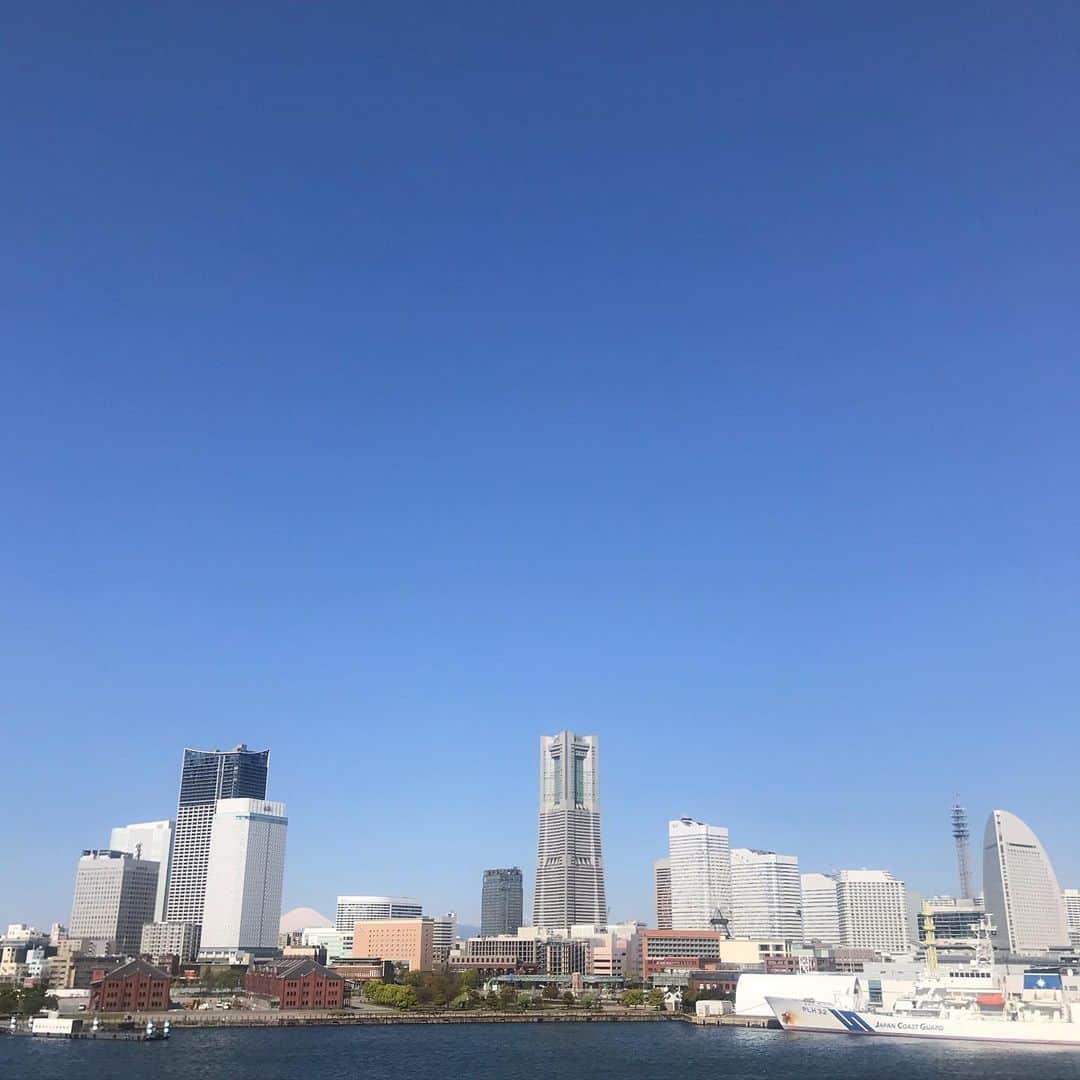 宇野薫のインスタグラム：「Instagram5000投稿記念は  富士山🗻です。  今朝は綺麗に見えました！  #今朝のみなとみらい　 #富士山 #富士山🗻」