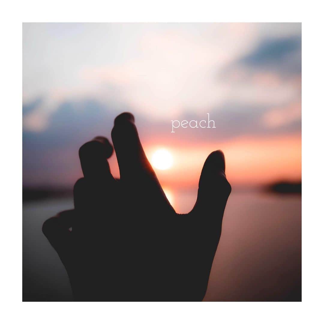etsucoのインスタグラム：「✱ ✱ ✱ 突然ですが 【本日より新曲配信開始🥳💗】 ･ peach / etsuco ･ iTunes https://music.apple.com/jp/album/peach/1507733077?i=1507733079 ･ 近年、世界中で起こる自然災害や事件など、沢山の命が失われていることに胸を痛めている方々が沢山いらっしゃると思います。 ･ 自分自身も大切な友を亡くし、改めて命の儚さ、尊さを知った時期でもあり、この曲が生まれるきっかけとなりました。 何気ない日常を当たり前に思っていた自分の愚かさ、何も出来なかった情けない自分との葛藤、そんな中、出来た曲でもあります。 ･ まさに今、再び世界中が隣の命について考えなければならない時だと思います。 ･ あなたの命はもちろん、 あなたの隣の知らない命も、誰かにとっての大切な隣の命なのです。それを絶対に忘れないでください。 ・ 無事に笑って会おうよ。 ･ それまでおうちでいっぱい、この曲聴いてもらえるといいです。 ･ 僕達は、誰かの為にも生きるている。 ・ #etsuco #peach ✱ ✱」
