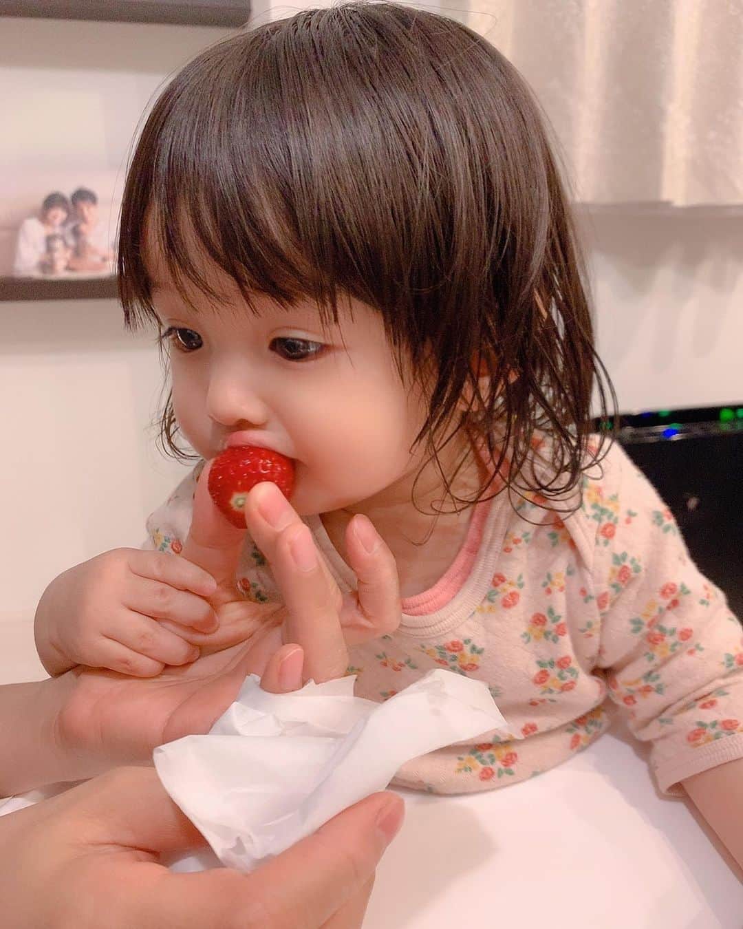 大知めぐみさんのインスタグラム写真 - (大知めぐみInstagram)「#もぐもぐタイム 🍓💗 . 頬張り過ぎてハムスターみたい🐹 1つ食べると、次を貰う為に「美味しい」と「可愛い」のポーズしてくれる😂💗 . 昨日は、ストーリーズに質問ありがとうございました☺️💕 初の試みとっても楽しかったです!! アーカイブでいくつか残しておきます💗 . . . . #1歳5ヶ月 #育児中 #赤ちゃん #赤ちゃんのいる生活 #赤ちゃんのいる暮らし #ママリ #ベビフル#新米ママ#新米ママと繋がりたい #baby#instagood #instalike #followｍe #ママ#女の子ママ #2018_winter_baby部 #苺#いちご」4月14日 10時29分 - megmeg0715