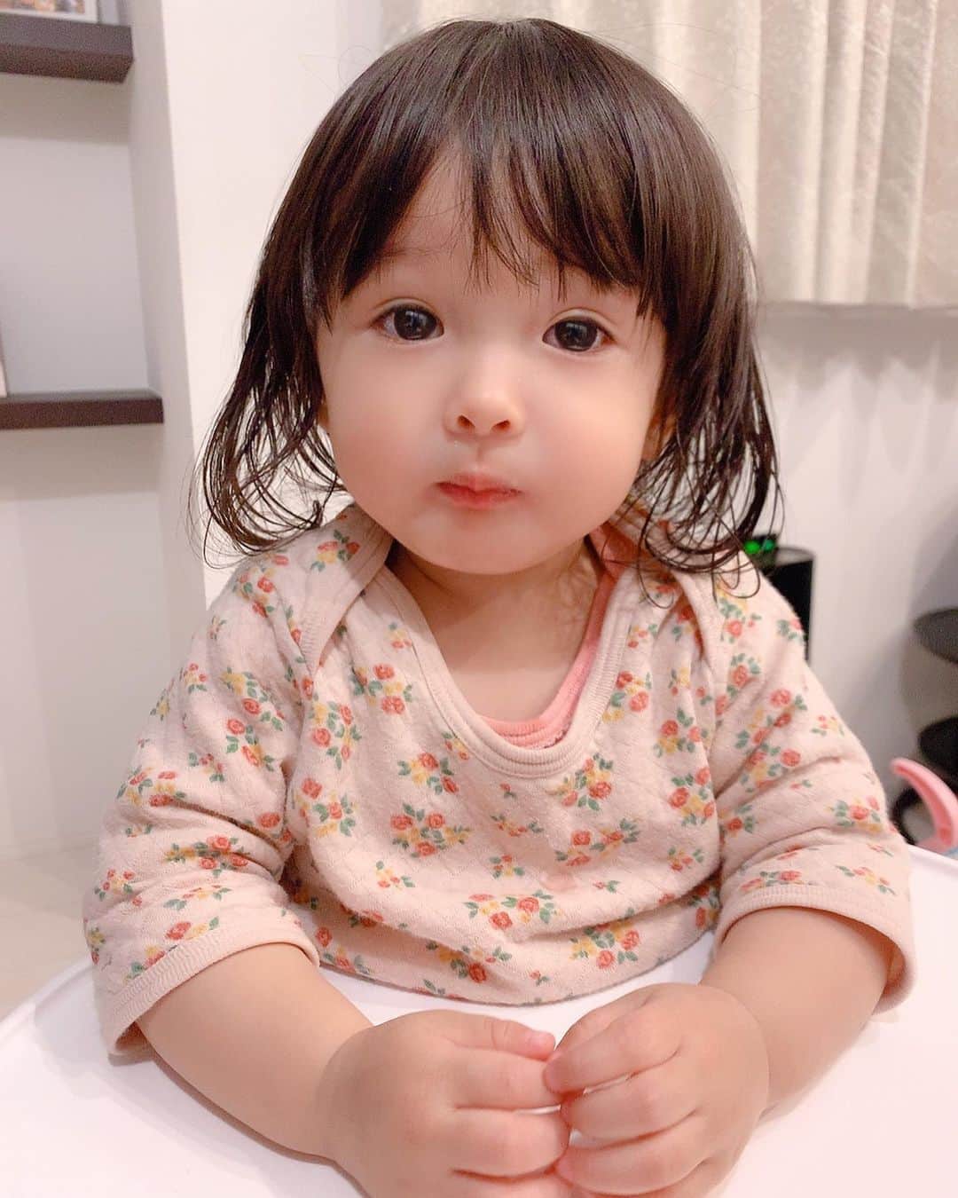 大知めぐみさんのインスタグラム写真 - (大知めぐみInstagram)「#もぐもぐタイム 🍓💗 . 頬張り過ぎてハムスターみたい🐹 1つ食べると、次を貰う為に「美味しい」と「可愛い」のポーズしてくれる😂💗 . 昨日は、ストーリーズに質問ありがとうございました☺️💕 初の試みとっても楽しかったです!! アーカイブでいくつか残しておきます💗 . . . . #1歳5ヶ月 #育児中 #赤ちゃん #赤ちゃんのいる生活 #赤ちゃんのいる暮らし #ママリ #ベビフル#新米ママ#新米ママと繋がりたい #baby#instagood #instalike #followｍe #ママ#女の子ママ #2018_winter_baby部 #苺#いちご」4月14日 10時29分 - megmeg0715