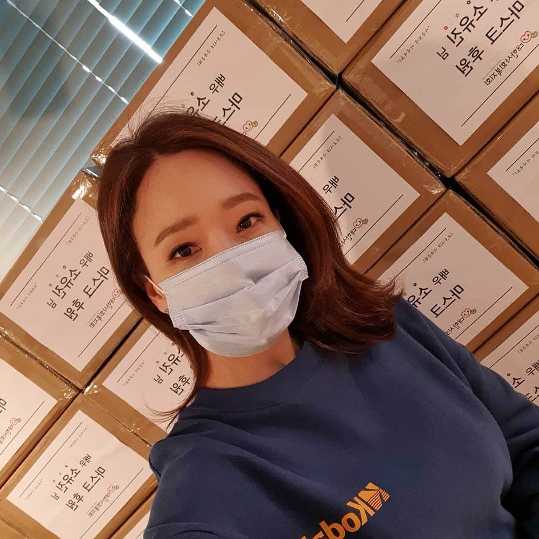 ソ・ユジンさんのインスタグラム写真 - (ソ・ユジンInstagram)「#대한사회복지회 와 함께 다가오는 어린이날 기획하고 있던 봉사활동과 행사를 취소하는 회의를 하며 마음이 참 무거웠어요... 전국아동보호시설과 한부모가정에 아직도 마스크지급이 어렵다는 소식을 듣고 #마스크 3만개를  기부하고 왔어요. 건강하게 잘 이겨내어서 밝은 모습으로 다시 만날 수 있기를 !! ♡  어제 함께해주신 #스타일c #하루한장마스크 고맙습니다~」4月14日 10時37分 - yujin_so