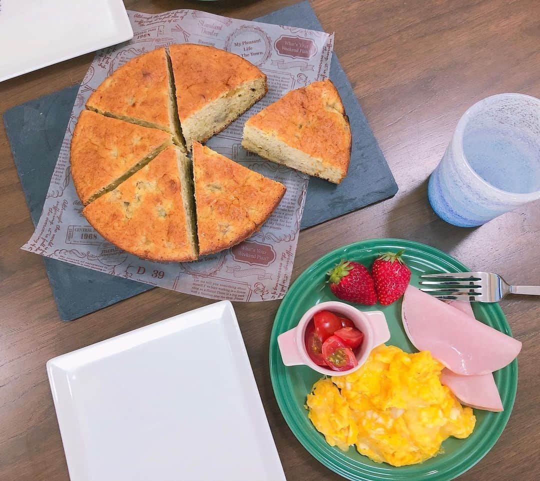 南まりかのインスタグラム：「. バナナが早めに熟してしまったので、 バナナパウンドケーキを作ったよ♬  おさるのジョージのギイギイ、キーキーを見ながら食べるバナナパウンドケーキ、 娘にとってはそれが最高なようです👍笑  そんな今朝でした🐥  #バナナパウンドケーキ #朝食 #モーニング  #おさるのジョージ #3歳女の子 #女の子のママ」