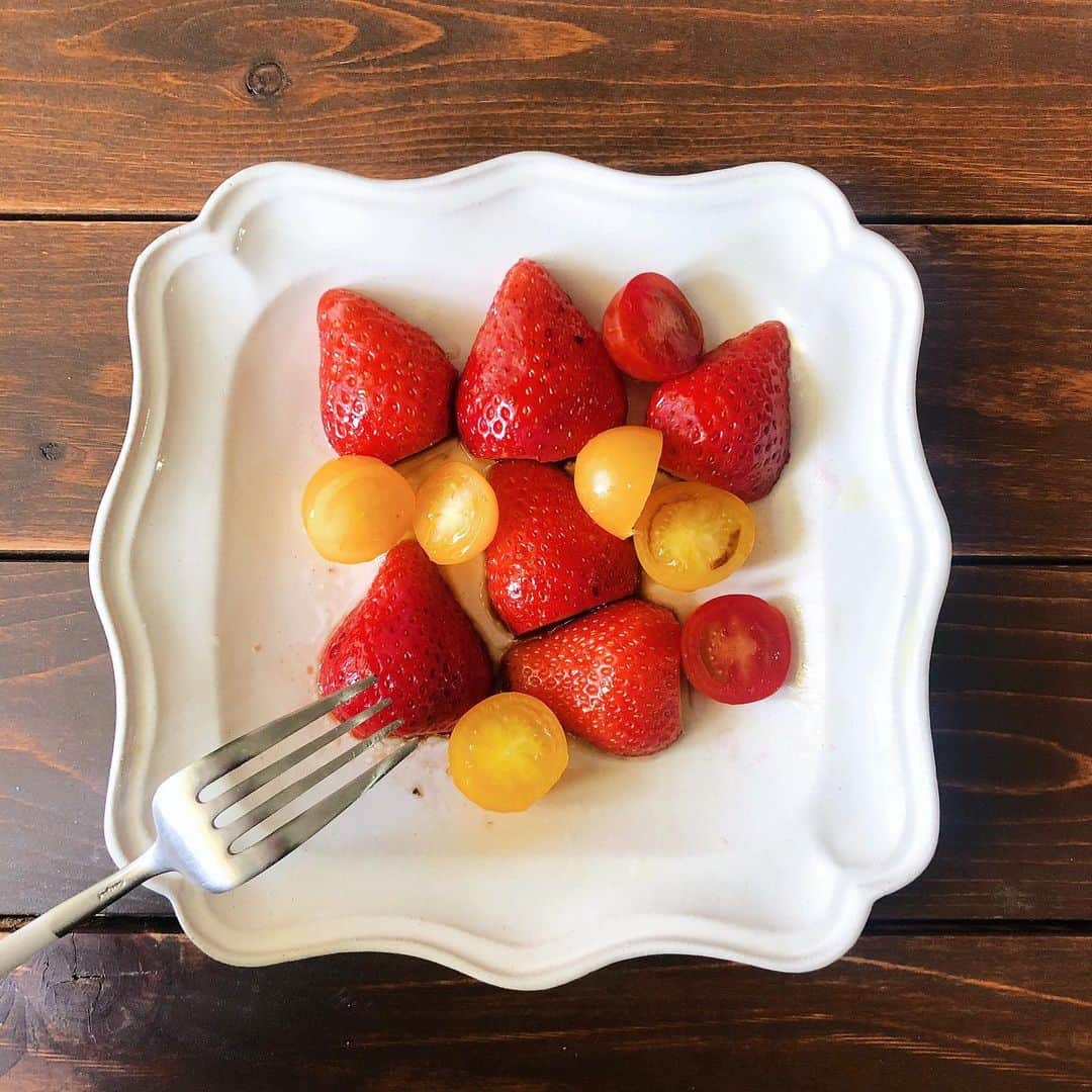 木村ミサのインスタグラム：「gm🍓﻿ ﻿ よしざわ窯のこのプレート﻿ いちごとの相性よくてすき🍓﻿ ﻿ ﻿ あさごはん﻿ 群馬から送られてきた﻿ やよいひめとトマトに﻿ 亜麻仁油とバルサミコかけたサラダ的ななにか(食べかけ)です🍓🍅﻿ ﻿ ﻿ #onthetable  #breakfast #strawberry #tomato #よしざわ窯 #あさごはん #おうち時間 #益子焼 #陶器 ﻿#切って乗せただけの #載せるほどでもないけど #載せるものがない #stayhome #おうちasobi #ouchiasobi」
