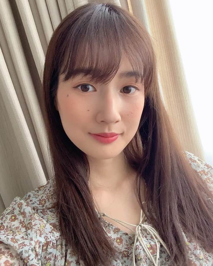 高嶋香帆のインスタグラム：「おはよううう！ . テンションを上げるために久しぶりにメイクしたら、顔濃い！？ってなりました☺️ . メイクって難しい☺️」