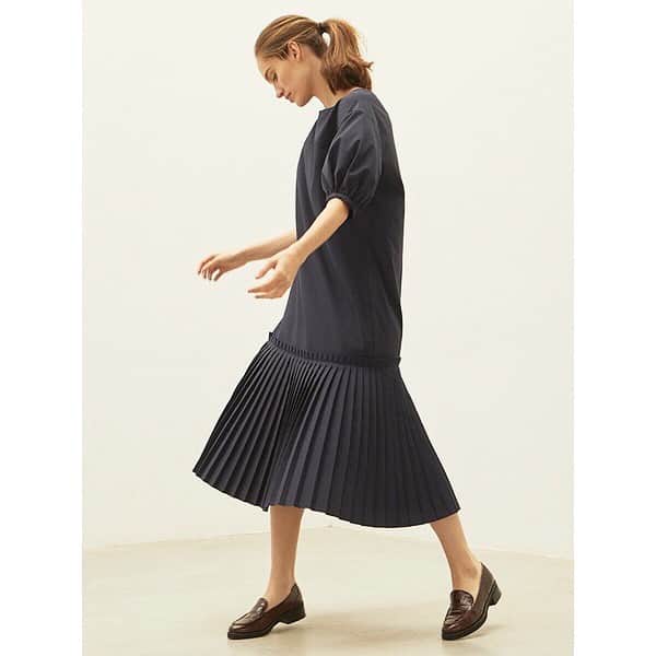 のインスタグラム：「【2020 SUMMER】﻿ DANIELLE SHERMAN for PLST﻿ ﻿ ボリュームスリーブのストレートシルエットワンピース。﻿ 歩くたびにふわりと揺れる裾のプリーツが、華やかさを与えてくれます。ネックラインの後ろのくるみボタンやサイドのポケットなど、ディティールにもこだわりました。﻿ ﻿ ◇【DANIELLE SHERMAN】スソプリーツドレス﻿ 120205040 ¥15,000+税﻿ ﻿ ※価格は全て上代表記です。﻿ ﻿ #PLST#プラステ#daniellesherman﻿ #ワンピース#ネイビー#プリーツ」