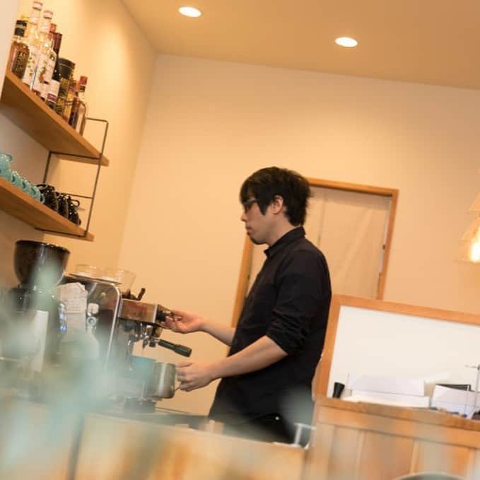神戸製菓専門学校（公式）さんのインスタグラム写真 - (神戸製菓専門学校（公式）Instagram)「🌈卒業生紹介🌈 #六甲 の坂道にある café de assietteで #カフェ経営者 として活躍している #神戸製菓専門学校 の卒業生 「#ラテアート も好評で、お客様にいろいろ楽しんでいただきたい、トータルでおもてなしをしたいという思いをカタチにしました。」 ２０２１年度入学案内には永井さんの他にも多くの卒業生を紹介しています。 ２０２１年度入学案内の資料請求はこちら→https://secure.kobeseika.ac.jp/form/shiryo/  ブログでも詳しく紹介していますので、ぜひご覧ください😄  #神戸製菓卒業生  #カフェ  #cafe  #cafedeassiette #カフェ経営  #カフェ巡り  #カフェ好きな人と繋がりたい  #カフェスタグラム  #おうち時間  #おうちカフェ  #神戸 #三ノ宮 #pattistagram2020」4月14日 10時47分 - kobeseika_info