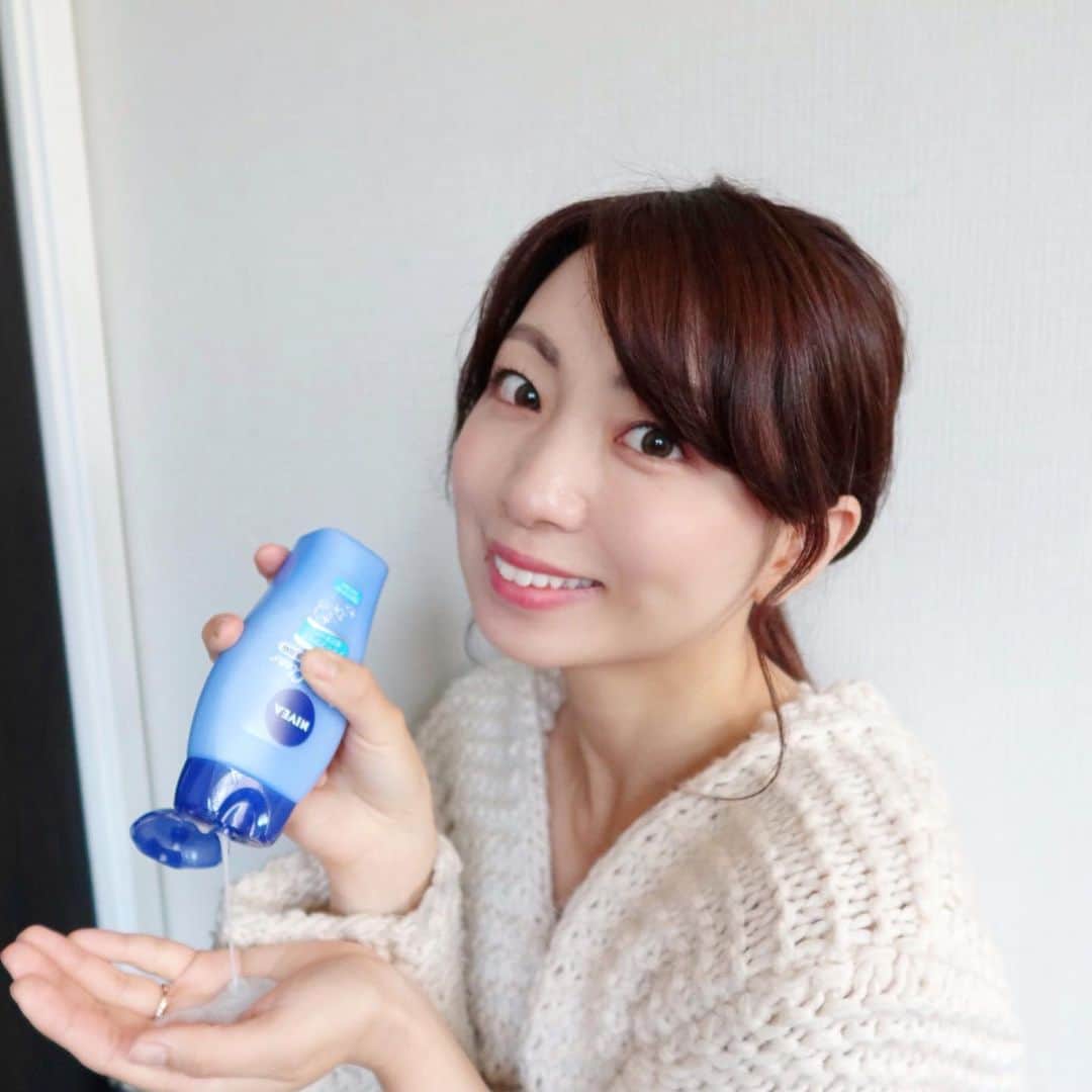 のインスタグラム：「気になっていたニベアの新しい洗顔料「ミルキークリア」をニベア花王さまからいただき、お試し✨ ・ 気になる毛穴の汚れや余分な皮脂をすっきりオフできる 『吸着洗顔』ができるのが特徴です😌 ・ 他の洗顔料と違うのは、とろーりとしたミルキー状なこと！泡立ちがよくて、少量でキメの細かいふわふわの泡ができます😊ふわふわモコモコの泡で洗う気持ちよさは格別！シトラス系の香りも爽やかでいい🍊 ・ 毛穴汚れはこするのではなく、吸い付けてオフするのが効果的です👌私の最近の一番の悩みは毛穴なので、こすらないように泡で優しく優しく洗うことを心がけています。何日か継続して使ったら、小鼻のまわりのザラつきを感じなくなりました✨ ・ 詰め替え用もあるので、お財布に優しいのも嬉しいところ👛 ・ #毛穴 #吸着洗顔  #ミルキークリア  #ニベア #PR　#スキンケア　#洗顔　#ママ美容　#美容　#skincare #毛穴ケア」