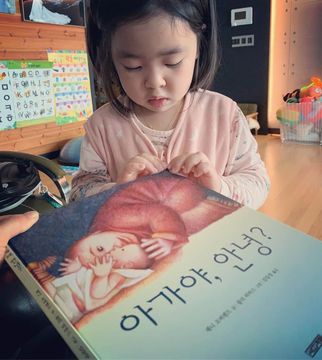 イ・ユンジのインスタグラム：「감사하게도 많은 분들이 궁금해 하셔서요ㅡ 저희는 오늘아침도 라돌이를 기다리고있어요^^ 예정일에맞춰나왔던 라니와는 달리 밀당의고수가 나타났나봐요! 엄마뱃속에 찾아올때를 생각하니 같은맥락인것 같기도 하고요ㅎ만나면소식전할께요! #라돌이는#40w1d#우리집밀당녀#라니언니는모서리감싸는중」