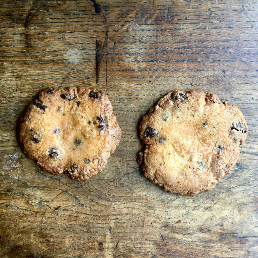 WorldNeighborsCafe/SoooLiquidのインスタグラム：「本日は11時より、テイクアウトのみで営業しています。⁠⠀ ⁠⠀ ★Chocolate chip cookies ¥200-⁠⠀ ⁠⠀ -----------------------------------⁠⁠⠀ 営業日を変更しています。⁠⠀ 営業日：火・木・土⁠⠀ 営業時間：11:00-20:00⁠⠀ ⁠⠀ TEL:03-6458-8853⁠⠀ -----------------------------------⁠⠀ #worldneighborscafe #soooliquid⁠⠀ -----------------------------------⁠⠀ #cafe #kiyosumishirakawa #coffee ⁠⠀ #coffeetime #art #hotsandwich⁠ #togofood⁠⠀ #sandwich #tokyocafe #park⁠ #cookies⁠ #stayhome⁠⠀ #カフェ巡り #清澄白河 #木場公園⁠ #テイクアウト⁠⠀ #クッキー #テイクアウトランチ #ステイホーム」