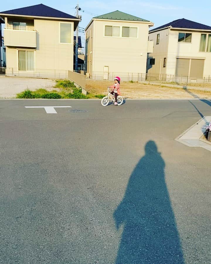 大菅小百合のインスタグラム：「天気が良い時は少しでもいいからお外で身体を動かしていたい‼️短時間でサクッとねっ😊 補助輪外してみたらあっさり乗れちゃってビックリ✨🚲✨いいランニング相手になりそうな予感👏🏻笑 おうち時間も大切に鉛筆を持つ練習✏️✏️ こんな時だからこそできることも沢山あるし笑顔で過ごせるように工夫していかなきゃ☺️ 幼稚園も休園でママっ子全開だけどおもいっきり甘えさせてあげたいとも思う❤️😍 とにかく今はじっと耐えて健康第一‼️💪🏻 ・ ・ ・ #おそと時間は短く #おうち時間を大切に #自分を守り #大切な人達も守る #心も体もまいってしまわないように #工夫をして過ごそう #手洗いも忘れず #コロナに負けない #補助輪外して爆走 #追っかけるのにママは必死 #3y25d」