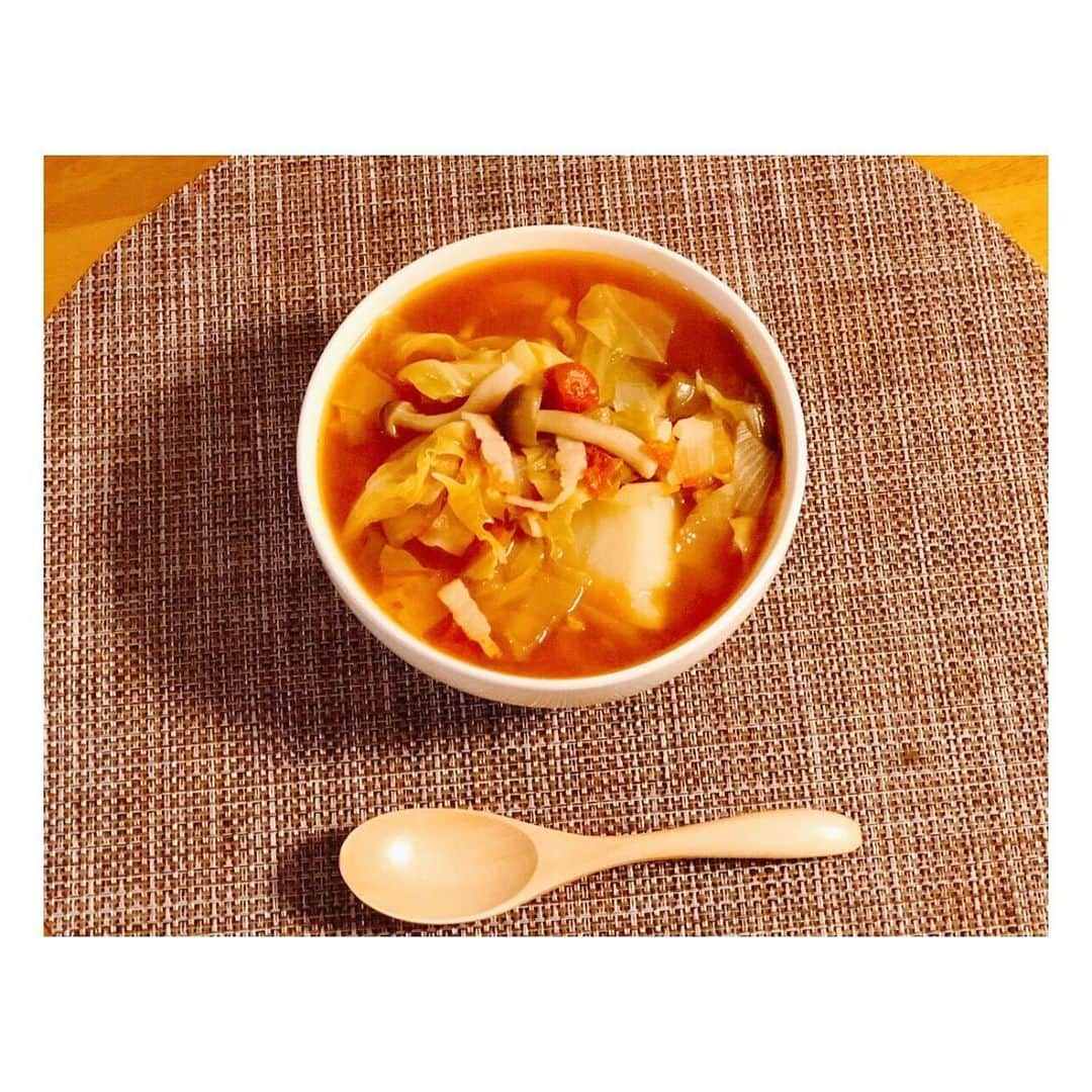 小栗有以さんのインスタグラム写真 - (小栗有以Instagram)「野菜たっぷりミネストローネ🥬🍅🍴 . . .  キャベツや玉ねぎやキノコやベーコンをたっぷり入れました〜〜！ . .  簡単に美味しく出来たぁ！👏🏻☺️ . . .  #おうち時間 #ミネストローネ #トマト料理  #ゆいゆいキッチン」4月14日 16時29分 - yuioguri_1226