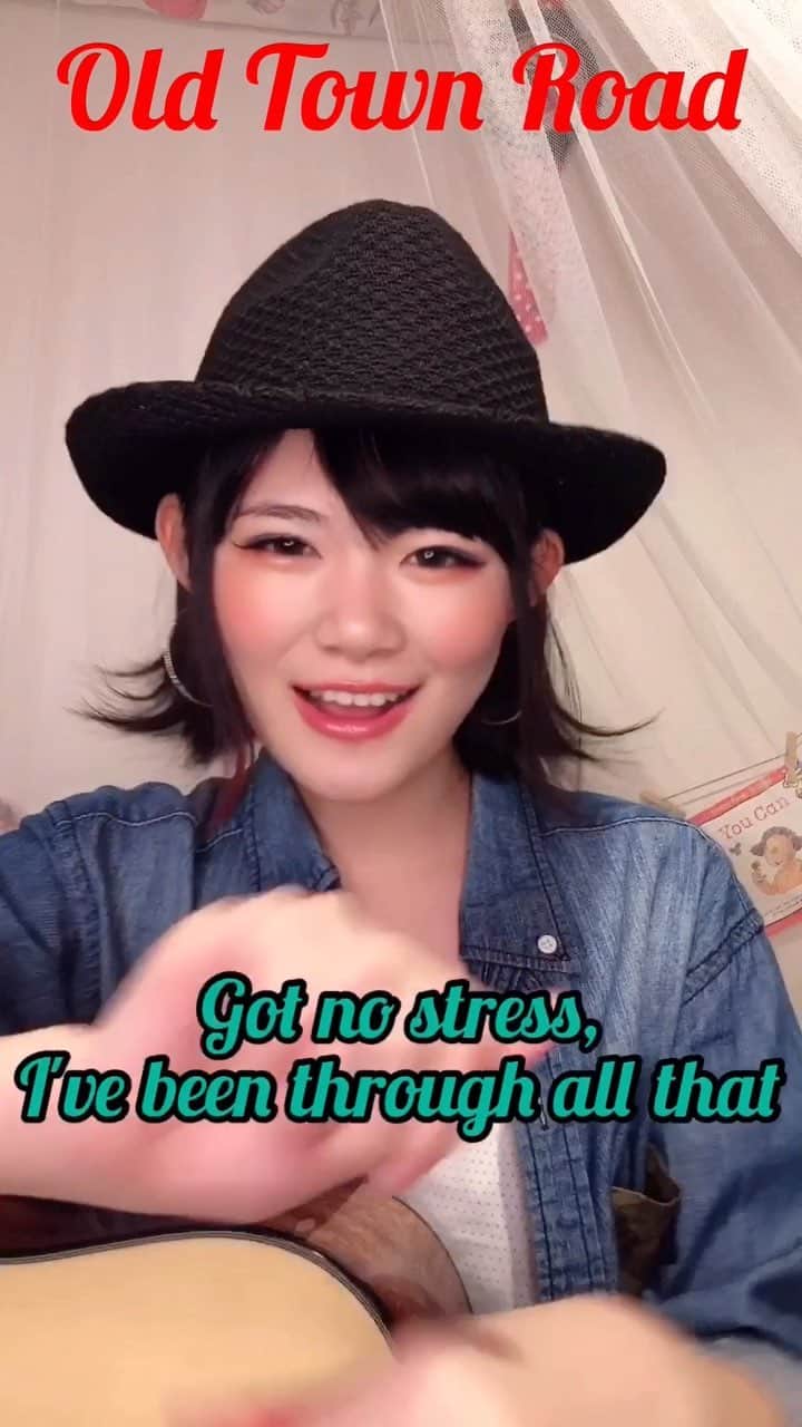 のインスタグラム：「結構前にインスタでリクエスト貰ってた曲カバーしたよ🐴❤ How do you like it??👀✨ Por favor, avísame cómo fue😊🤍 #reverbee#hiyoribery#oldtownroad#lilnasx#billyraycyrus#cover#coversong#カバー#歌ってみた#歌動画」