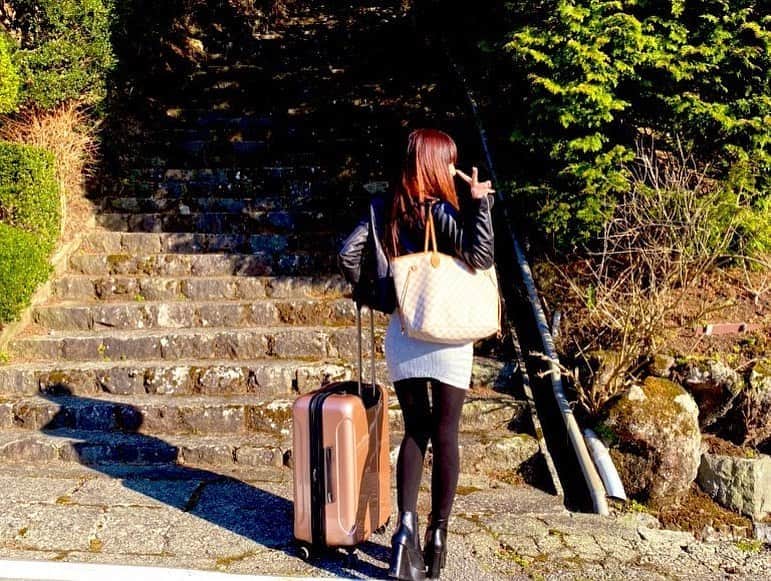 松田ゆう姫さんのインスタグラム写真 - (松田ゆう姫Instagram)「早く旅行行きたいな～ 次は島に行きたい  大自然好き好き、パワーもらえるからパワースポット調べとこ  この時の旅行 箱根→熱海→場面で西伊豆 西伊豆滞在が長くいつも通りお友達にお世話になりました！  Instagramは素敵な写真感じれるから好き、今のTwitterネガティブオーラ満載のイイネとかUPしてる人多くて草←草がどうしても使いたかった、皆使ってるから今さら使う笑笑笑  #箱根 #箱根ガラスの森美術館 #旅館 #星のあかり #檜 #露天風呂 #露天風呂付き客室 #温泉 #熱海 #来宮神社 #パワースポット #游姫 #hakone #onsen #rotenburo #travelgram #museum #shrine #atami #kinomiyajinja #powerspot #natural #japanesegirl #memories #travelmemories」4月14日 11時32分 - yu________k1