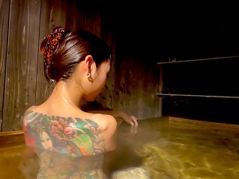 松田ゆう姫さんのインスタグラム写真 - (松田ゆう姫Instagram)「早く旅行行きたいな～ 次は島に行きたい  大自然好き好き、パワーもらえるからパワースポット調べとこ  この時の旅行 箱根→熱海→場面で西伊豆 西伊豆滞在が長くいつも通りお友達にお世話になりました！  Instagramは素敵な写真感じれるから好き、今のTwitterネガティブオーラ満載のイイネとかUPしてる人多くて草←草がどうしても使いたかった、皆使ってるから今さら使う笑笑笑  #箱根 #箱根ガラスの森美術館 #旅館 #星のあかり #檜 #露天風呂 #露天風呂付き客室 #温泉 #熱海 #来宮神社 #パワースポット #游姫 #hakone #onsen #rotenburo #travelgram #museum #shrine #atami #kinomiyajinja #powerspot #natural #japanesegirl #memories #travelmemories」4月14日 11時32分 - yu________k1