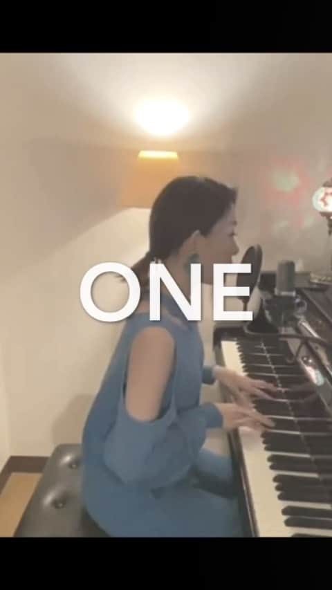 宮本美季のインスタグラム：「皆さんから頂いたキーワードをもとに書いた曲です❤️簡単なので良かったら一緒に歌ってください😊  フルバージョンはこちらから ↓ https://youtu.be/ADSd_QA92M4 「One」  窓辺に 差し込む 煌く太陽 ピンクの花びら空を舞う  近所の 公園 はしゃいだ声も 今では遠く記憶の中  電車に乗って 友達にあって そんな当たり前の毎日  夢見るそんな 日が来るだなんて あの日の僕ら知らなかった  I wish I could see you my friend  孤独や 不安で 苦しくなって 優しくなれない日もあった  ありがとう ごめんね その一言 今こそ誰かに伝えよう  喧嘩してた あいつにさえ こんなに会いたくなるなんて  思いやりって 大切だなって 今だからそう気づけるよね  I wish I could hug you my friend  Now I know that we are all one  再び 僕らは 夢に向かって 手をとり共に歩いてゆく  飛び立つ 鳥達 虹をまたいで いつか笑顔で会う日まで」