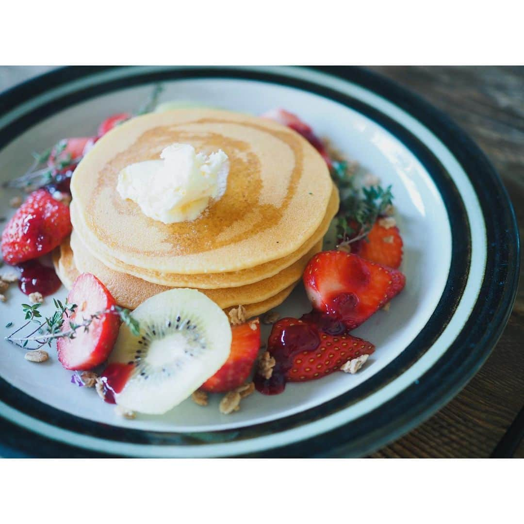 高山都さんのインスタグラム写真 - (高山都Instagram)「晴れたらパンケーキにしよう！そう決めてた朝。 自分のために焼くのも悪くないな…と好きな音楽かけて、小躍りしながら、コーヒー飲みつつ、薄いものを何枚も焼いた。 @usagifarm_ai の米粉のパンケーキミックスは軽くて胃もたれしないのも好き。 お皿は、3年半前くらいに買ったヴィンテージのARABIA。 当時の自分は、ひとり暮らしに戻る引っ越し前で、金銭的にも全然余裕もなかったくせに、骨董市で1枚7500円するお皿を思い切って2枚買った。 一目惚れだった。 高いけど、絶対欲しい。絶対ワタシのもとにいてほしい、そう思ったから。 色んな使い方してきたけど、久々に手に取ったら、なんだか懐かしくって、色んな想いが巡った。 ちょうど3年前に撮った1冊目の #高山都の美食姿 でもパンケーキのページは気に入っている。 でも、盛り付け方も好みも、生活も少しずつ変わった。 それが、3年ていう経過なんだなーと思った。 大事な存在は相変わらずだけど、自分が変わったんだなーって。 あるもので盛ったけど、イチゴには木苺のジャムでお化粧させて、昨日の残りのタイム、 @yatarom さんのグラノーラを散らして。 盛り付けが1番楽しい作業だ。 それにしても、エシレバターって美味しいねぇ。 #みやれゴハン　#パンケーキ」4月14日 11時36分 - miyare38