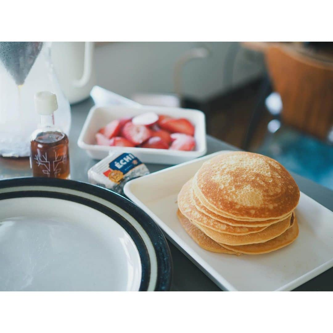 高山都さんのインスタグラム写真 - (高山都Instagram)「晴れたらパンケーキにしよう！そう決めてた朝。 自分のために焼くのも悪くないな…と好きな音楽かけて、小躍りしながら、コーヒー飲みつつ、薄いものを何枚も焼いた。 @usagifarm_ai の米粉のパンケーキミックスは軽くて胃もたれしないのも好き。 お皿は、3年半前くらいに買ったヴィンテージのARABIA。 当時の自分は、ひとり暮らしに戻る引っ越し前で、金銭的にも全然余裕もなかったくせに、骨董市で1枚7500円するお皿を思い切って2枚買った。 一目惚れだった。 高いけど、絶対欲しい。絶対ワタシのもとにいてほしい、そう思ったから。 色んな使い方してきたけど、久々に手に取ったら、なんだか懐かしくって、色んな想いが巡った。 ちょうど3年前に撮った1冊目の #高山都の美食姿 でもパンケーキのページは気に入っている。 でも、盛り付け方も好みも、生活も少しずつ変わった。 それが、3年ていう経過なんだなーと思った。 大事な存在は相変わらずだけど、自分が変わったんだなーって。 あるもので盛ったけど、イチゴには木苺のジャムでお化粧させて、昨日の残りのタイム、 @yatarom さんのグラノーラを散らして。 盛り付けが1番楽しい作業だ。 それにしても、エシレバターって美味しいねぇ。 #みやれゴハン　#パンケーキ」4月14日 11時36分 - miyare38