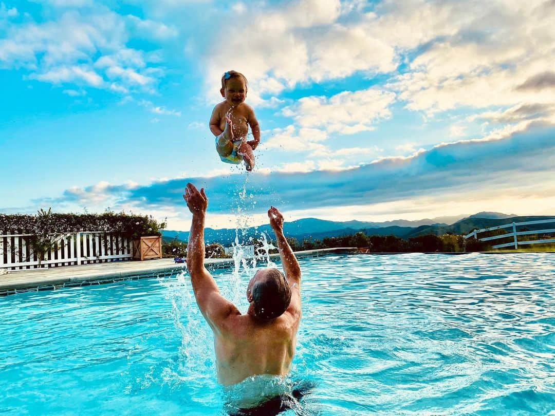 ジェシカ・シンプソンさんのインスタグラム写真 - (ジェシカ・シンプソンInstagram)「Birdie and her Daddy in their happy place. The classic Eric toss and catch!!! #BIRDIEMAE」4月14日 11時46分 - jessicasimpson