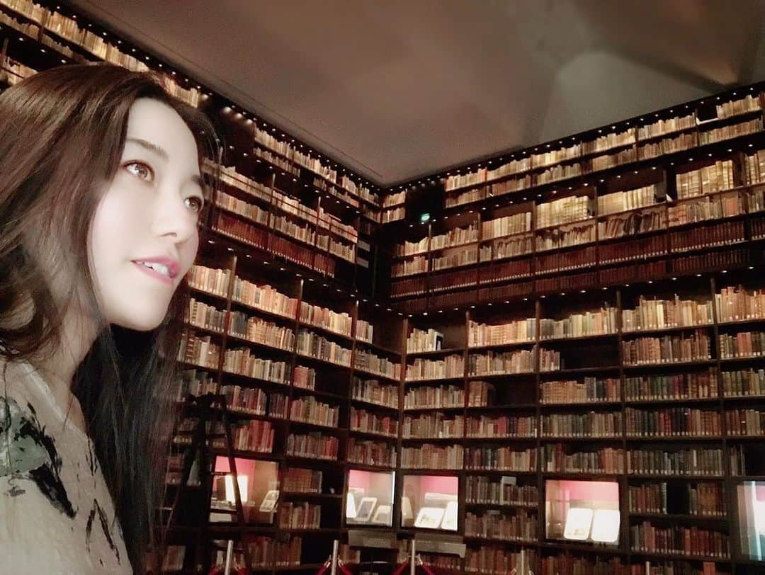 すずきあすかさんのインスタグラム写真 - (すずきあすかInstagram)「こういう本棚めちゃくちゃかっこいいよね📚 コロナで図書館閉鎖されてるから芸大生の私は悲鳴を上げております😱 . . 本日20時〜 Youtube あすにゃん🍀ゆる鉄ちゃんねる更新だよ🐈 . Twitterでいただいた質問にたくさん答えます❤️ . . . #東洋文庫ミュージアム #本棚 #書斎 #おうち時間 #外出自粛 #コロナ #外出 #家で楽しもう #自宅待機 #大学生 #女子大生 #緊急事態宣言 #鉄道 #鉄オタ #鉄子 #女子鉄 #鉄女 #railway #train #鉄道好きとつながりたい #鉄道好き #鉄道Youtuber #ゆる鉄 #youtuber #あすにゃんゆる鉄ちゃんねる」4月14日 11時55分 - suzukiasukadesu