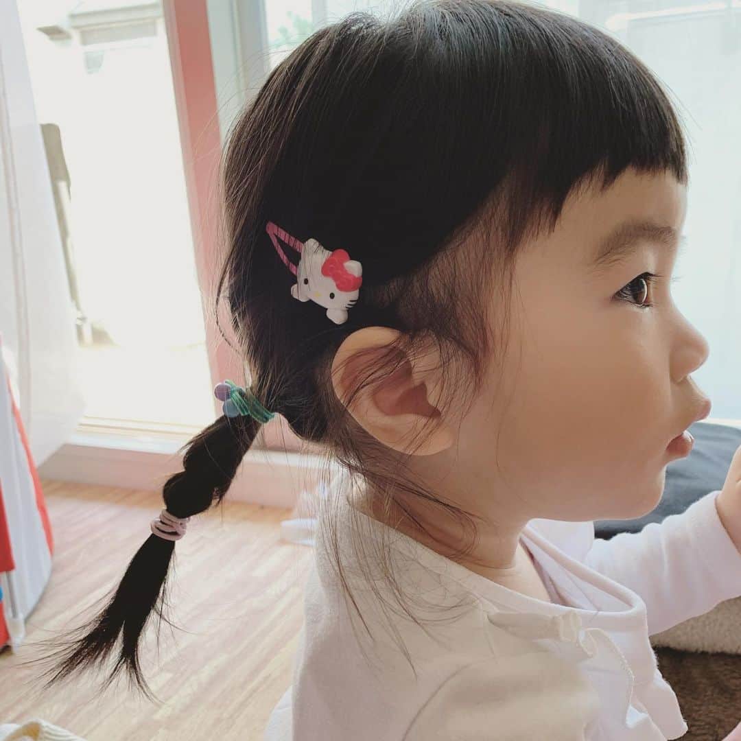 小松美緒のインスタグラム：「お家でhair arrange🍓　 最近ブームのキティちゃんの　 ヘアアクセをたくさんポチッとしちゃいます。　 キャラクターものにいきすぎないように、、と思っていたけど、　 子どもの喜ぶ顔が見たくて結局いっちゃいますね。笑💕　 #子どものヘアアレンジ　 #キティーちゃん」