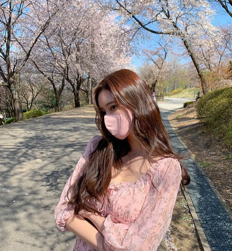 Chuuさんのインスタグラム写真 - (ChuuInstagram)「조금 있으면 원피스만 입어도 될 날씨네요!🌸 #chuuseoul」4月14日 11時49分 - chuu_official