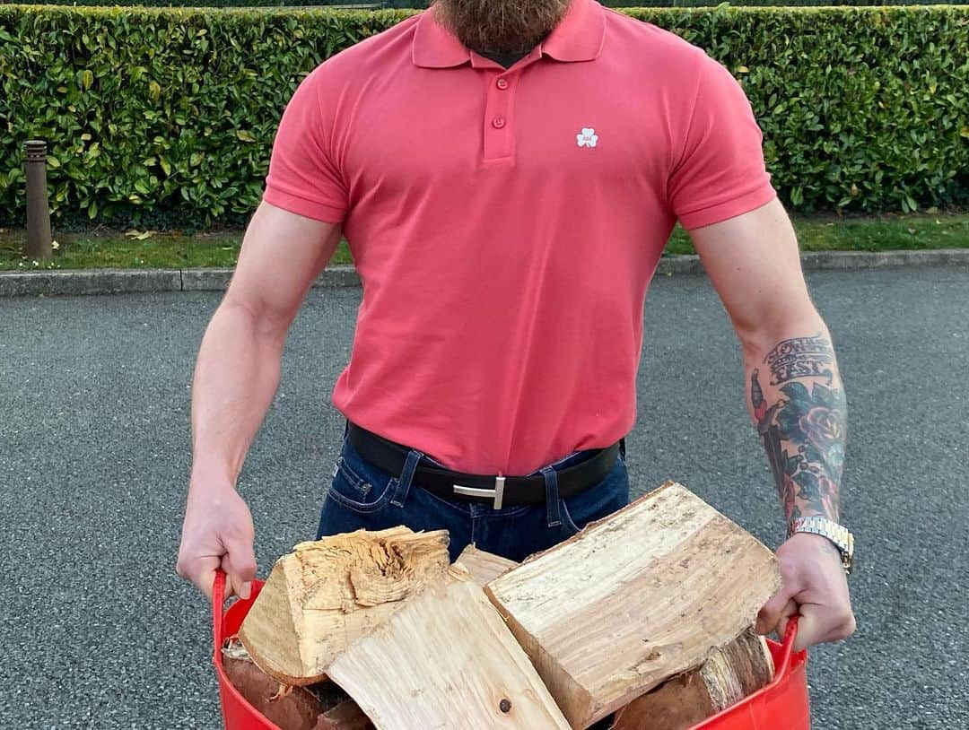 コナー・マクレガーさんのインスタグラム写真 - (コナー・マクレガーInstagram)「Wood for the fire. Fire for the gram. @augustmcgregor 🔥☘️」4月14日 12時04分 - thenotoriousmma