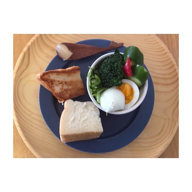 みのり(26)＠東京 ダイエットのインスタグラム：「お昼ごはん . #夜勤明け . #生食パン サラダ🥗 ゆでたまご . . . #カフェ風ごはん . 夜勤明けの疲れた身体に ストレスフリーなごはん😊 . ねー幸せすぎる❤️ . . 生食パンは、もっちもちのまま。 . トーストの方は、 トースターなんて持ってないから(爆) フライパン使って、ココナッツオイルで焼いたよ。 生蜂蜜ぬって、食べたー(しゃいこー♡) . . (揚げてる...🤔) . . 夜勤ごはんとのPFCバランス😂 . #stayhome #おうち時間 . ◉ライザップ公認の紹介アンバサダーです。 〜紹介特典で、お安く入会できます〜 . ▶︎全国どの店舗でもOK ▷２週間のトライアルコースもあります(^_^)/ ▶︎カウンセリング予約前にご連絡ください . ◎入会やカウンセリングをお考えの方、 ご質問なども、DM✉️ください。 . ★トレーニング見学もできます★ . 📺RIZAP TVCM出演 🏅RIZAP BMG ファイナリスト2017.2018 . #rizap #ライザップ . #ダイエット #diet #ダイエット日記 #レコーディングダイエット #instadiet #ダイエット仲間募集 #ダイエッター #公開ダイエット  #昼ごはん #昼御飯 #lunch #昼ご飯 #昼食  #おうちごはん #糖質制限 #healthyfood #healthylifestyle #oneplate #toastbread #うちカフェ」