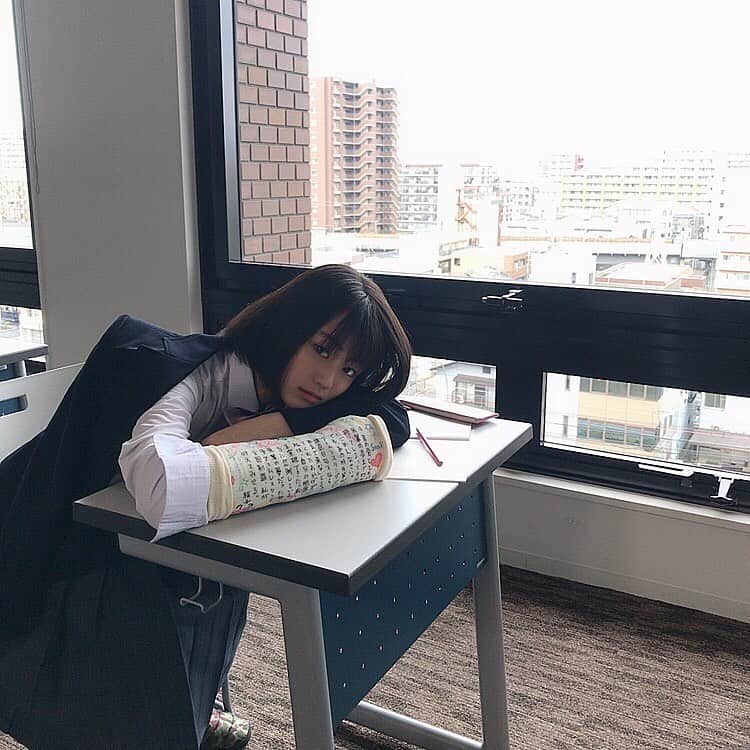 多田成美のインスタグラム：「大阪経済大学さんの「17歳からのメッセージ」広告に出演させて頂きました！！17歳からのメッセージという、自分の思いを作文に書こうという企画です。みなさんもぜひ、思いを紙に書いて送ってみてください📝  #17歳からのメッセージ」