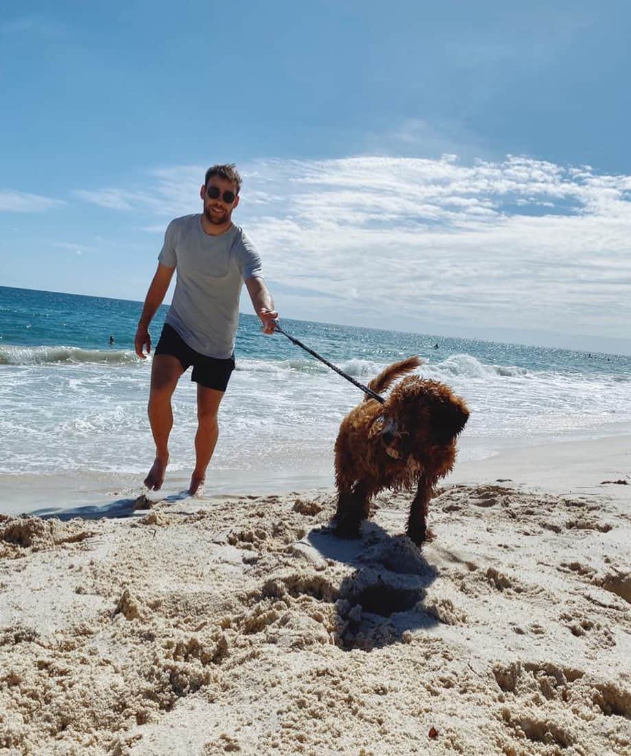 グラント・アーヴァインのインスタグラム：「First beach trip was a success! Obi isn’t afraid to get his feet wet」