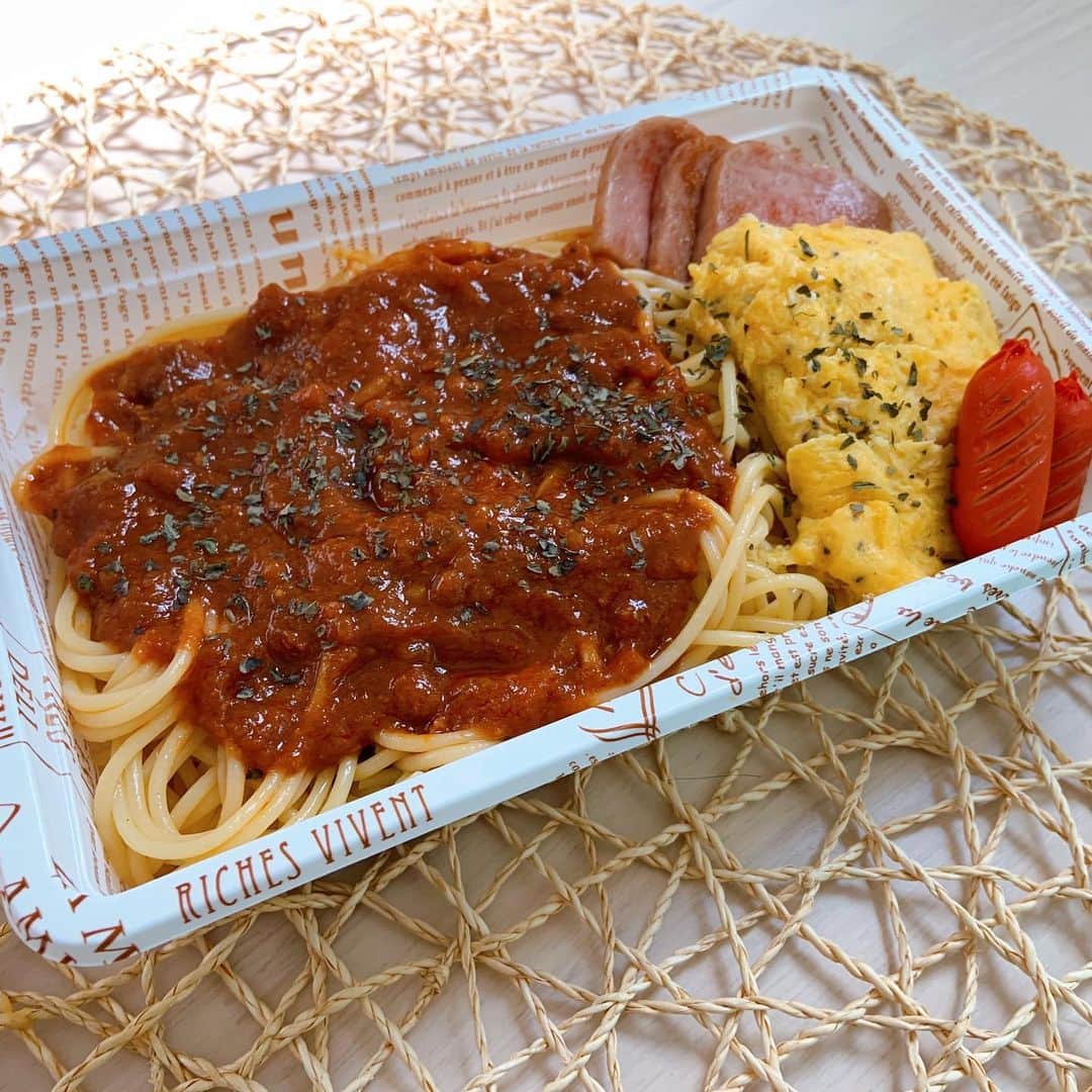 本田しおりのインスタグラム：「#今日のお弁当  #パスタランチ#ボロネーゼ #ポーク玉子  #お弁当 #に作ったのに家で食べて行ったw #本田弁当 #旦那さん弁当 #神ちゃん弁当」