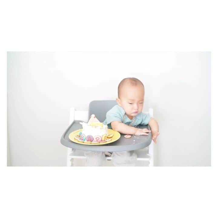 前原穂高のインスタグラム：「嫁ちゃんにおうちゃん1歳BD投稿先越されたので、動画を🙌 ハッピーバースデー✨️ いつになったら髪の毛生えてくるのかな？？ ずっとかわいい😍 ㅤㅤㅤ #前原家 #1歳バースデー  #スーパーで買える食材だけでお祝いしたよ」