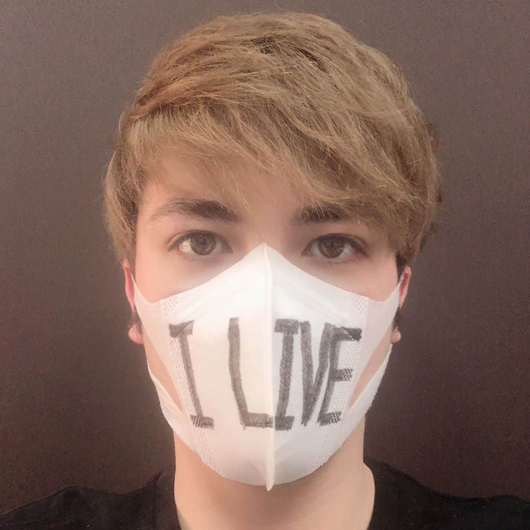 冨森ジャスティンのインスタグラム：「‪#MaskChallenge ‬ ‪#ILive ‬ ‪#StaySafe ‬ ‪#StayHome ‬ ‪#ToEveryone ‬ ‪#辛いけど ‬ ‪#まずは自分達にできること‬ ‪#頑張りましょう ‬ ‪#ToTheGovernment ‬ ‪#HumanFirst ‬ ‪#WeNeedSupport ‬ ‪#ManMadeDisaster ‬ ‪生きるよ。‬」