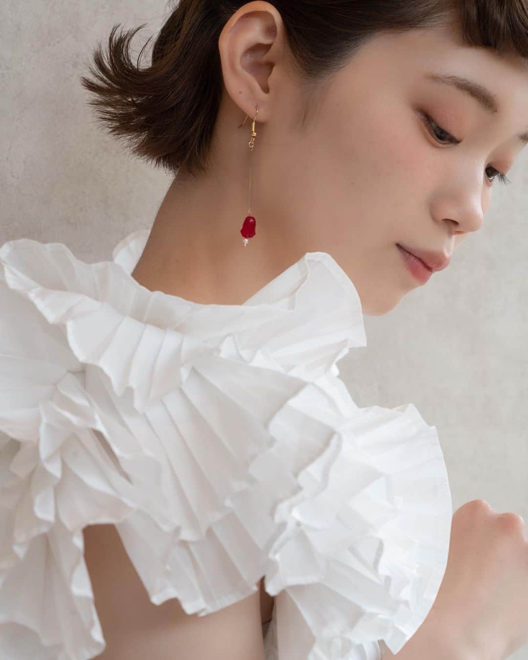 waco⭐️CHACOのインスタグラム：「チューリップとパールの耳飾り🌷  本日は完売していた人気アイテムも再販ございます。 リングも新作できました✨  おうち時間にゆっくりご覧くださいませ。  𓇹 CHACO ONLINE SHOP 𓇹 4/14 TUE 21:00〜UP  model @_mura_hama  hair @eight_hair  photo eicou acce @wacochaco」