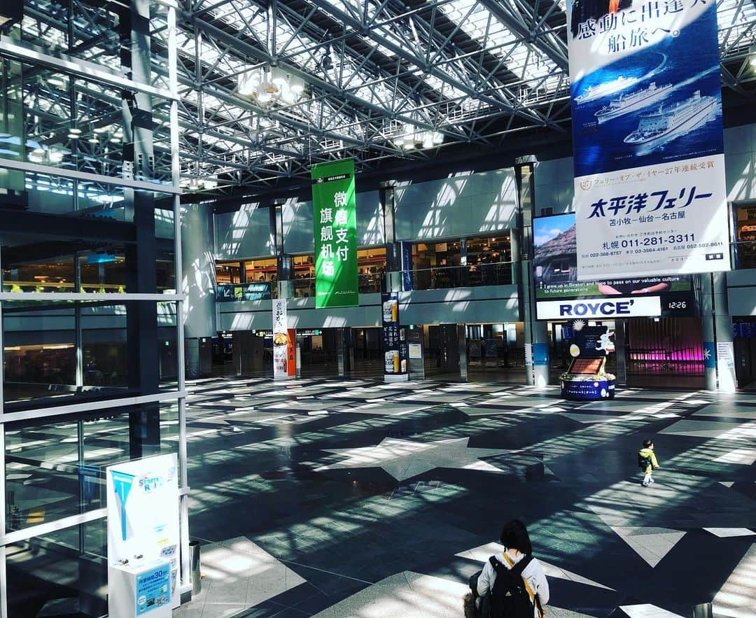 鈴木央紹のインスタグラム：「東京に戻ります。こんなに誰も居ない新千歳空港は初めて。 帰って自宅待機再開です。」