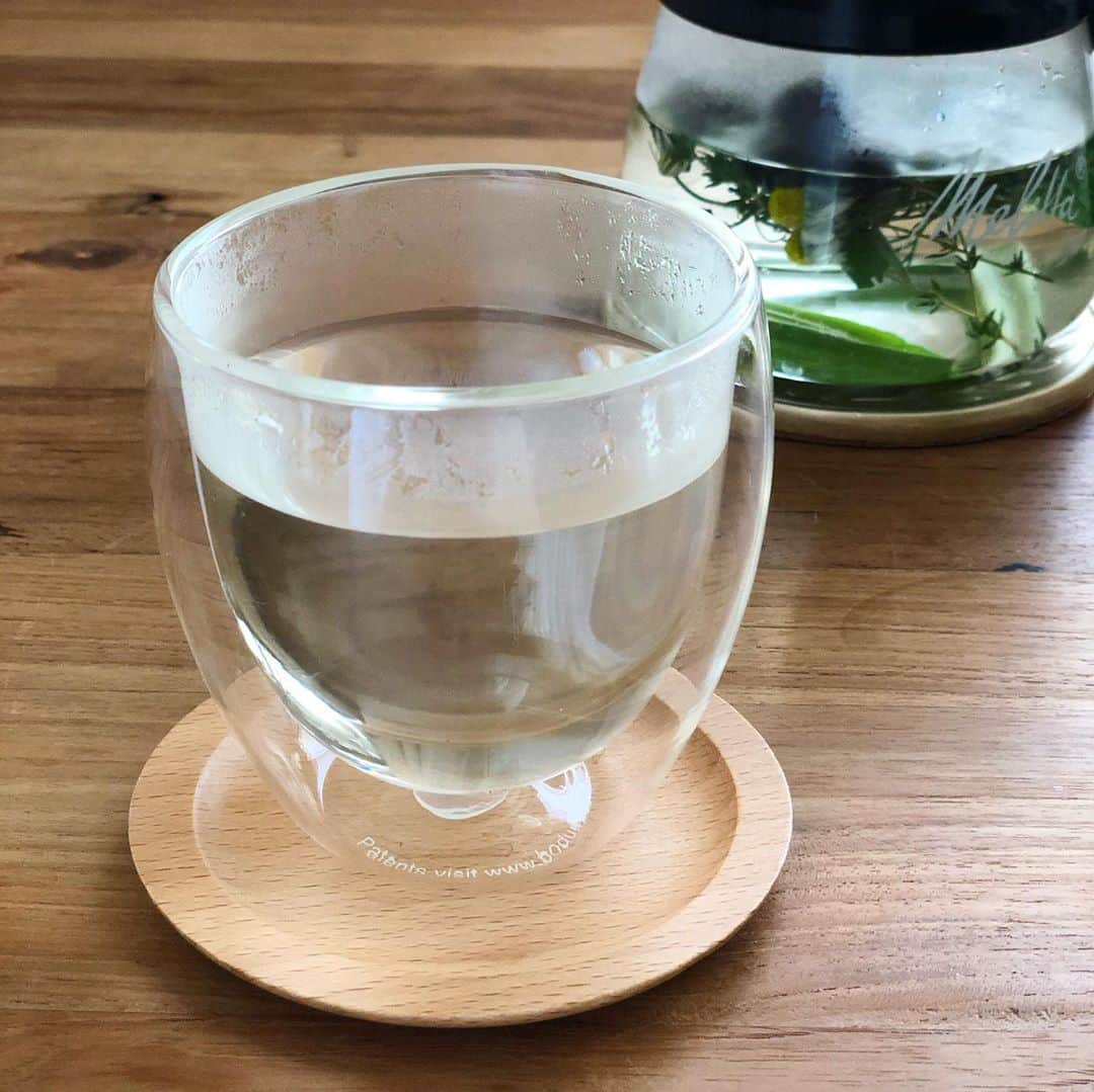 ヤミーさんのインスタグラム写真 - (ヤミーInstagram)「海老原ファーム「エビベジ」が届きました！⁣ ⁣ 飲食店休業、百貨店休業等で、収穫最適期の野菜が余っている、との情報を聞きつけて⁣ 今困ってるものを送ってください！何でも料理できます。とご連絡。⁣ ⁣ 翌日には、3000円分のイキイキ野菜を送っていただきました。⁣ ⁣ 廃棄でもたい肥になるので、全くの無駄にはならない、とのことですが、少しでも救えたらな〜と。⁣ ⁣ ⁣ ⁣ 今朝は早速フレッシュハーブティーを。⁣ ⁣ 10年くらい前かな。海老原さんのところでこのハーブティーをいただいて、フレッシュハーブってなんて美味しいんだろう、と思ったのが今につながってます。⁣ ⁣ ⁣ ⁣ ****⁣ 宅配業のみなさんも、物量増えて大変だと思うので(元オンラインショップの中の人なんで)、なるべく使わないように、と思ってたんですが、こういう時はお力借ります。⁣ ⁣ (古巣では、1週間受注ストップするほどの注文数になってたようなので、店舗に殺到も困るけどこういうのも冷静に〜)⁣ ⁣ ⁣ ⁣ #エビベジ #朝ティー #フレッシュハーブティー ⁣ #おうち時間 #おうちカフェ ⁣ ⁣」4月14日 12時44分 - ym_3stepcooking