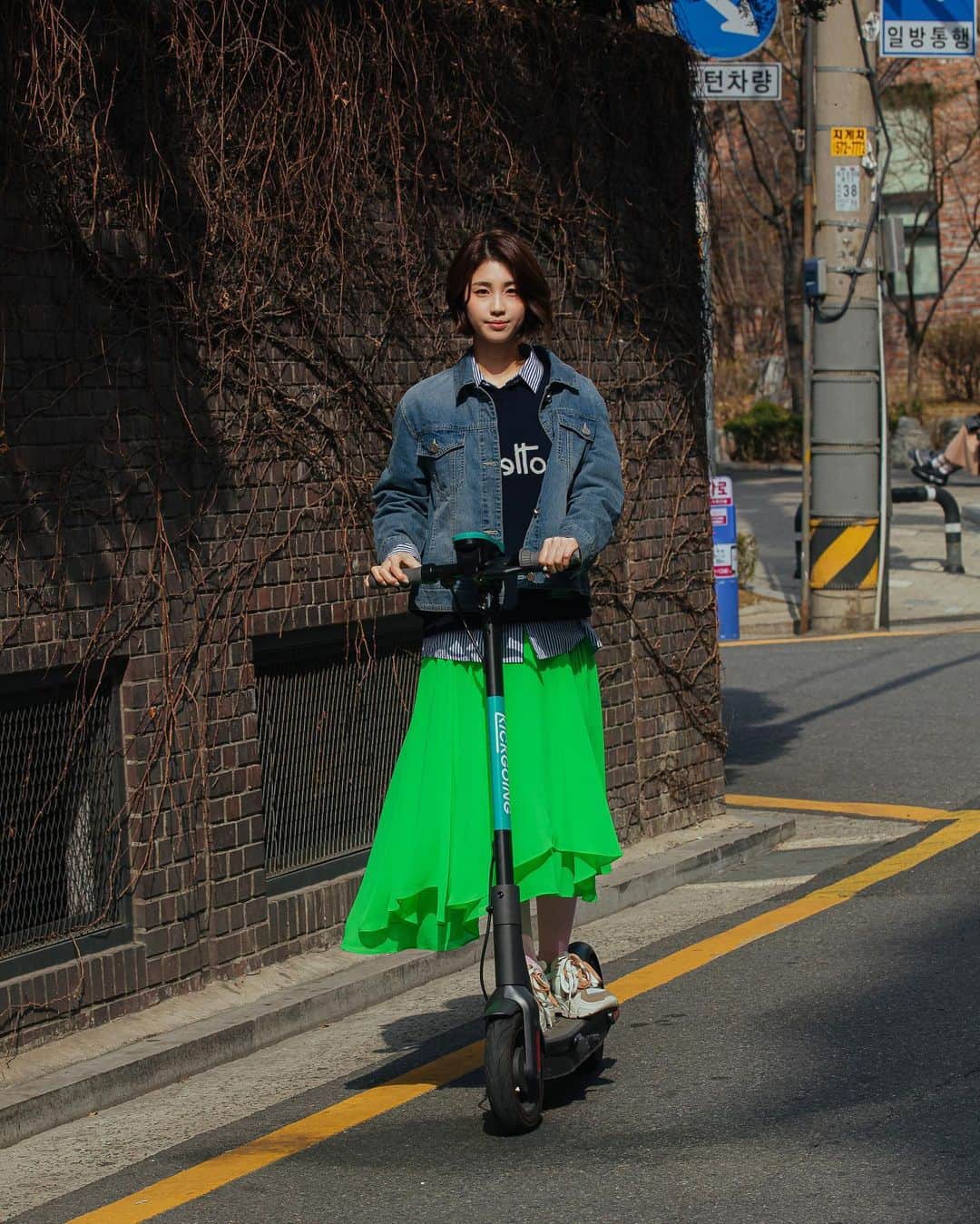 가로수길 , Seoulのインスタグラム：「Seoul Street Fashion Style 📸📸 @jaylim1  어디론가  떠나고 싶은 즐거운 봄 🍀☘️🌸 현실은 😷😷」