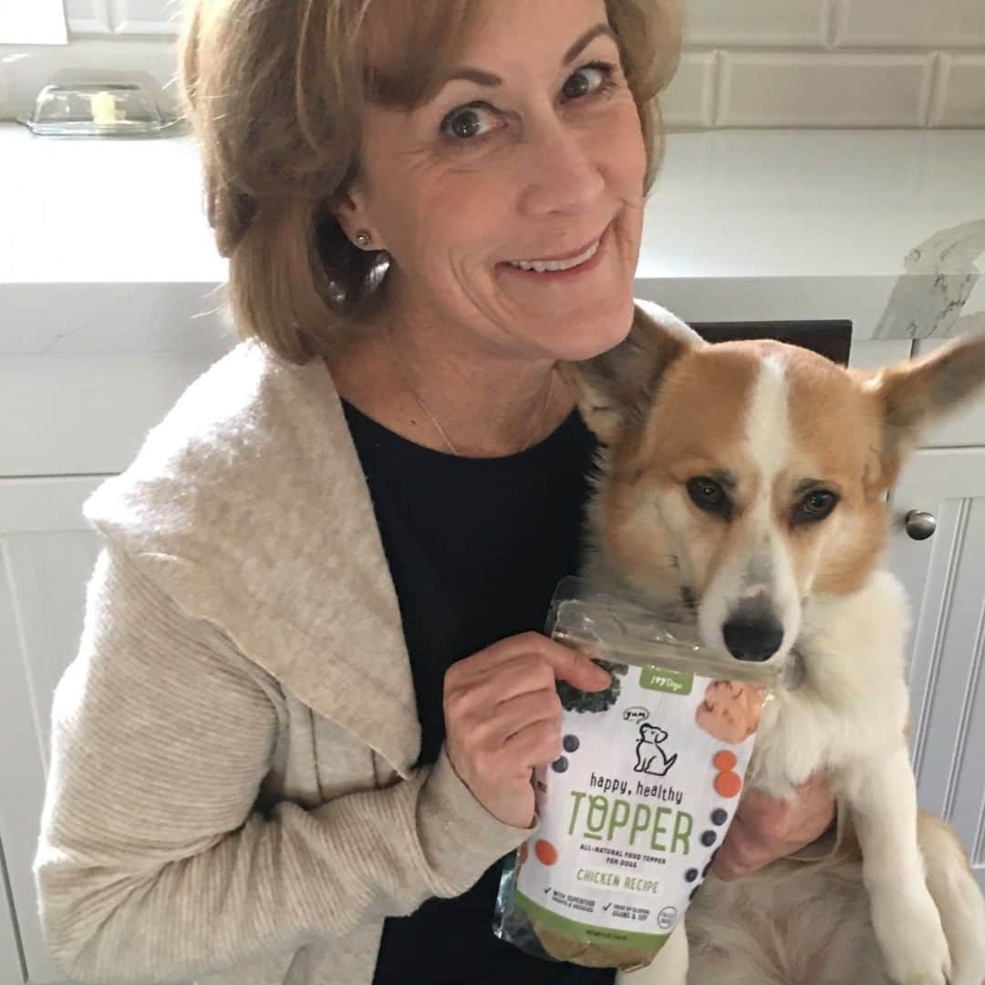 Animalsさんのインスタグラム写真 - (AnimalsInstagram)「Dogs were not meant to eat just kibble! Add nutrition and variety to your pup's food with our new Happy, Healthy ™ toppers! Packed with freeze dried raw chicken or beef, blueberries, carrots, kale, probiotics and collagen... it's the complete solution to boring every day food! (Link to learn more in @iheartdogscom bio. )」4月14日 12時50分 - iheartanmls