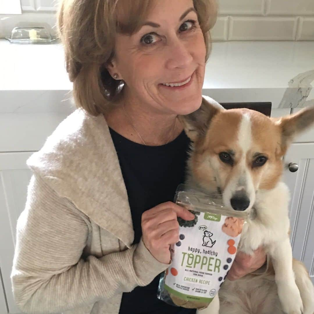 Animalsのインスタグラム：「Dogs were not meant to eat just kibble! Add nutrition and variety to your pup's food with our new Happy, Healthy ™ toppers! Packed with freeze dried raw chicken or beef, blueberries, carrots, kale, probiotics and collagen... it's the complete solution to boring every day food! (Link to learn more in @iheartdogscom bio. )」