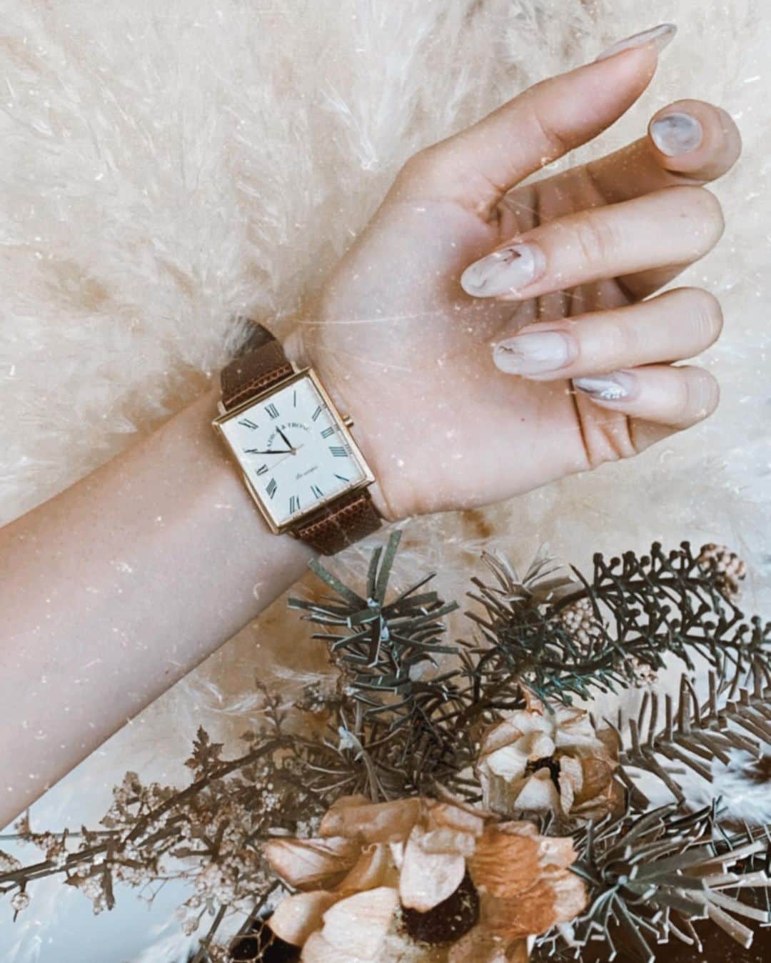 淡輪優希さんのインスタグラム写真 - (淡輪優希Instagram)「あーこの時計可愛すぎる…♡ . 私が#仙台 でよくお洋服を買いに行く#セレクトショップ で一目惚れした#腕時計 です。#ゴールド × #キャメル × #オフホワイト のバランスが最高。 . HeartsField & @girlishhf 👈 東京にもこんな好きなセレクトショップない。。いるだけで幸せな気持ちになる素敵なお店🌿 ※1階がGirlish @girlishhf (レディース),2階がHeartsField(メンズ)です！ . 最後にお店に行った時に購入した服たちも今度紹介しますね！めっちゃ可愛いので🥺💜 あーはやく気軽にショッピング行けるようになってほしい…というかせっかく買ったお洋服を外にルンルンで着ていける日が1日でも早く来ますように。 . 今はしばらくおうちでファッションショーです😂👍 素敵な店内の様子も1階のみですが少し載せておきますね！」4月14日 12時52分 - yukitannowa