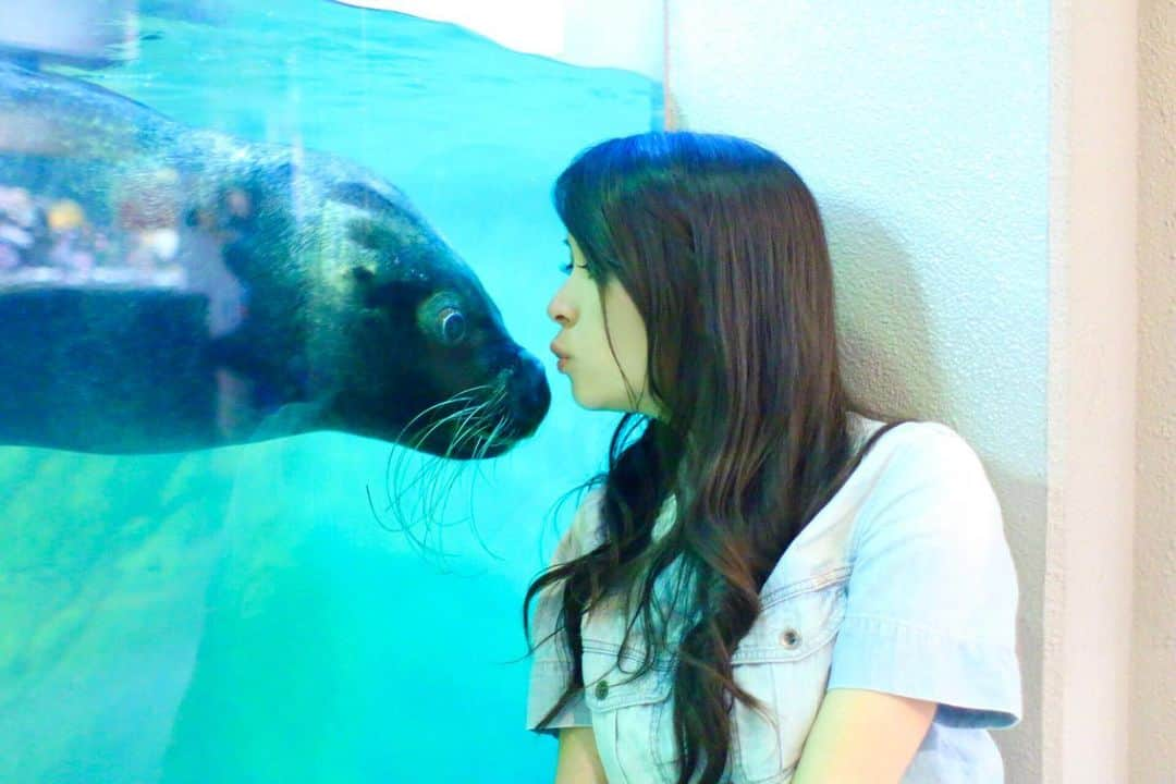 真木今日子のインスタグラム：「ちゅ〜(*´з`*)(*´ε`*) #水族館 #アシカ #私服 #ポートレート#aquarium」