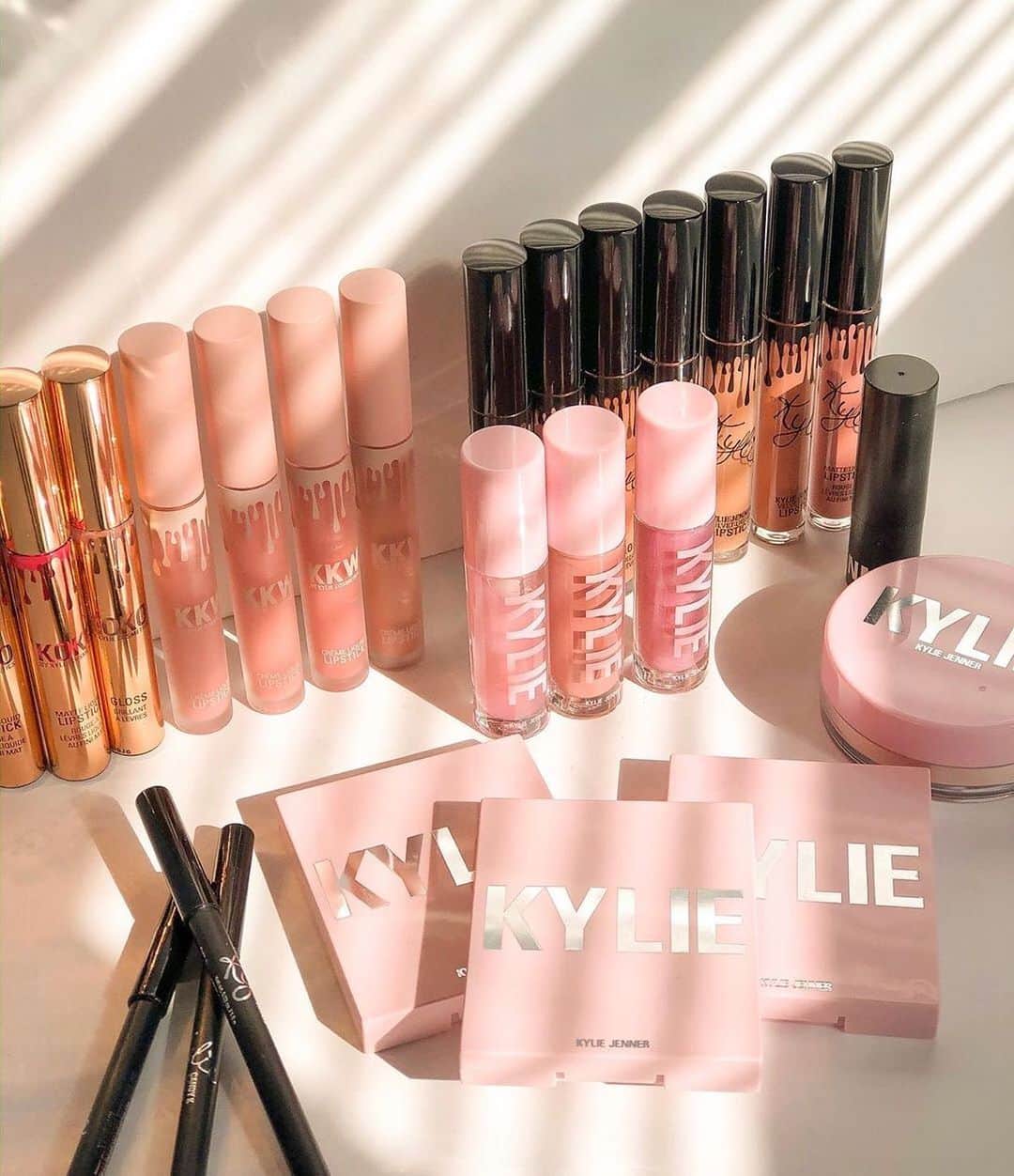 Kylie Cosmeticsさんのインスタグラム写真 - (Kylie CosmeticsInstagram)「this kylie collection 🥰 tag us in yours! ✨ #kyliecollection 📷 by @influencewithdana」4月14日 12時58分 - kyliecosmetics